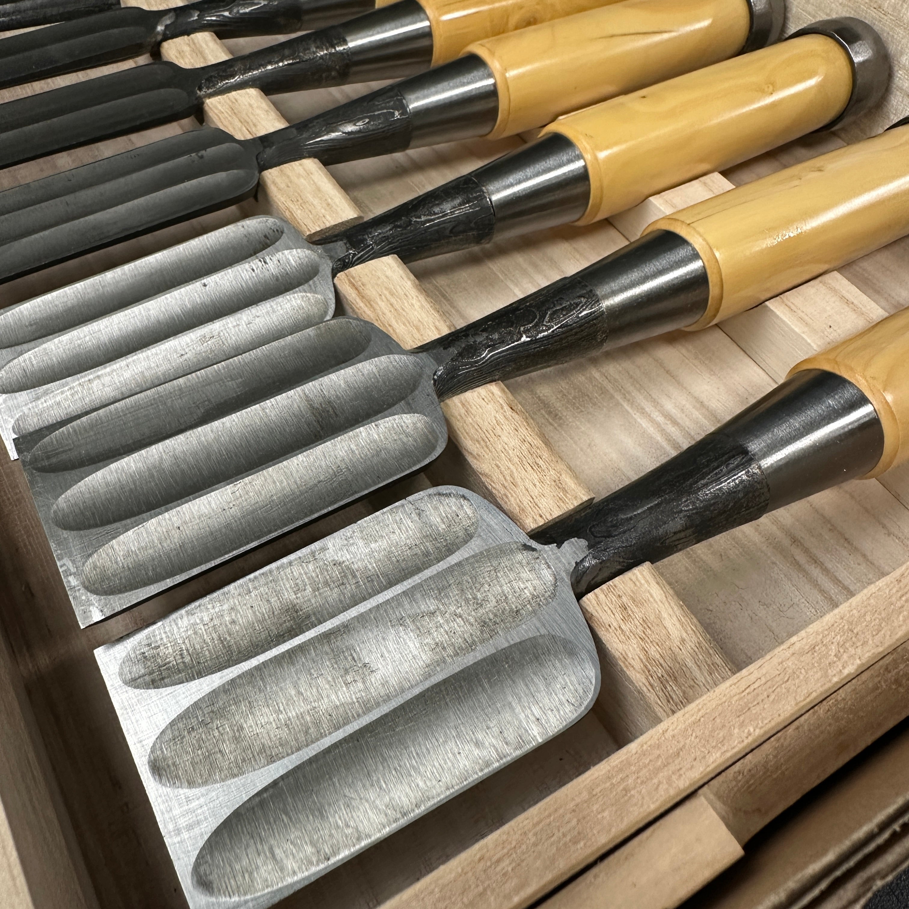 Ichimitsu Sukemasa Suminagashi Bench chisels Box wood Handle 助正作 市光 墨流し 追入組鑿 10本組 拓柄入 三つ裏 Oirenomi