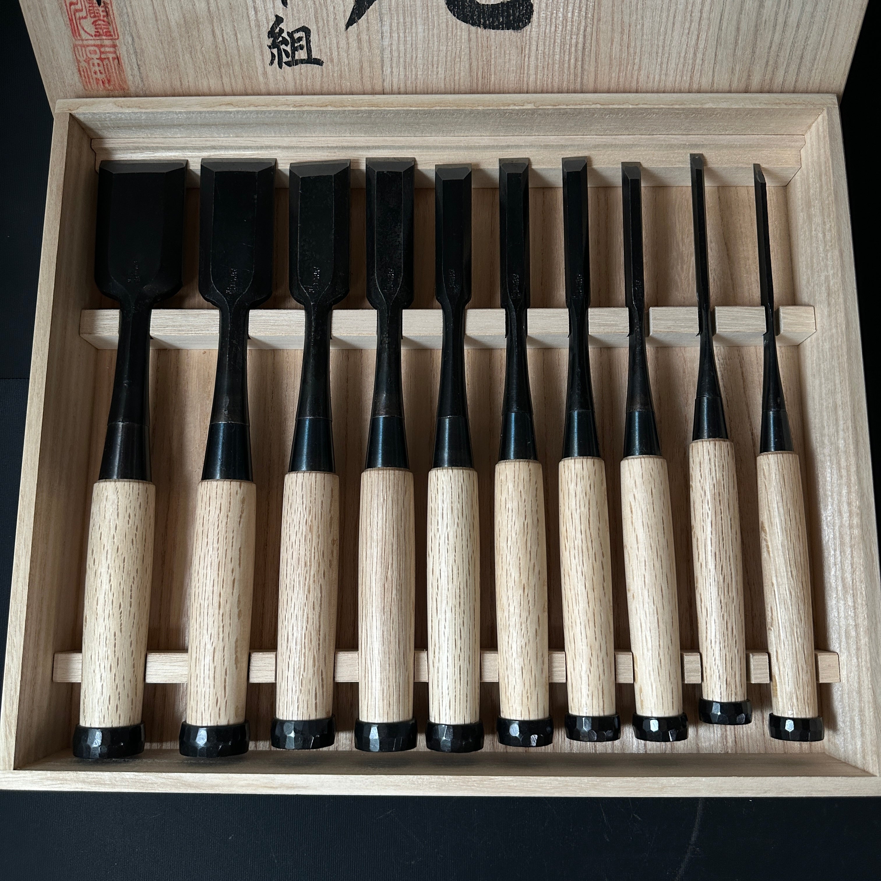 Kikuhiromaru Shorter Timber Chisels set (Chu-Tatakinomi) with wooden box 菊弘丸 中叩組鑿 桐箱付 白樫柄