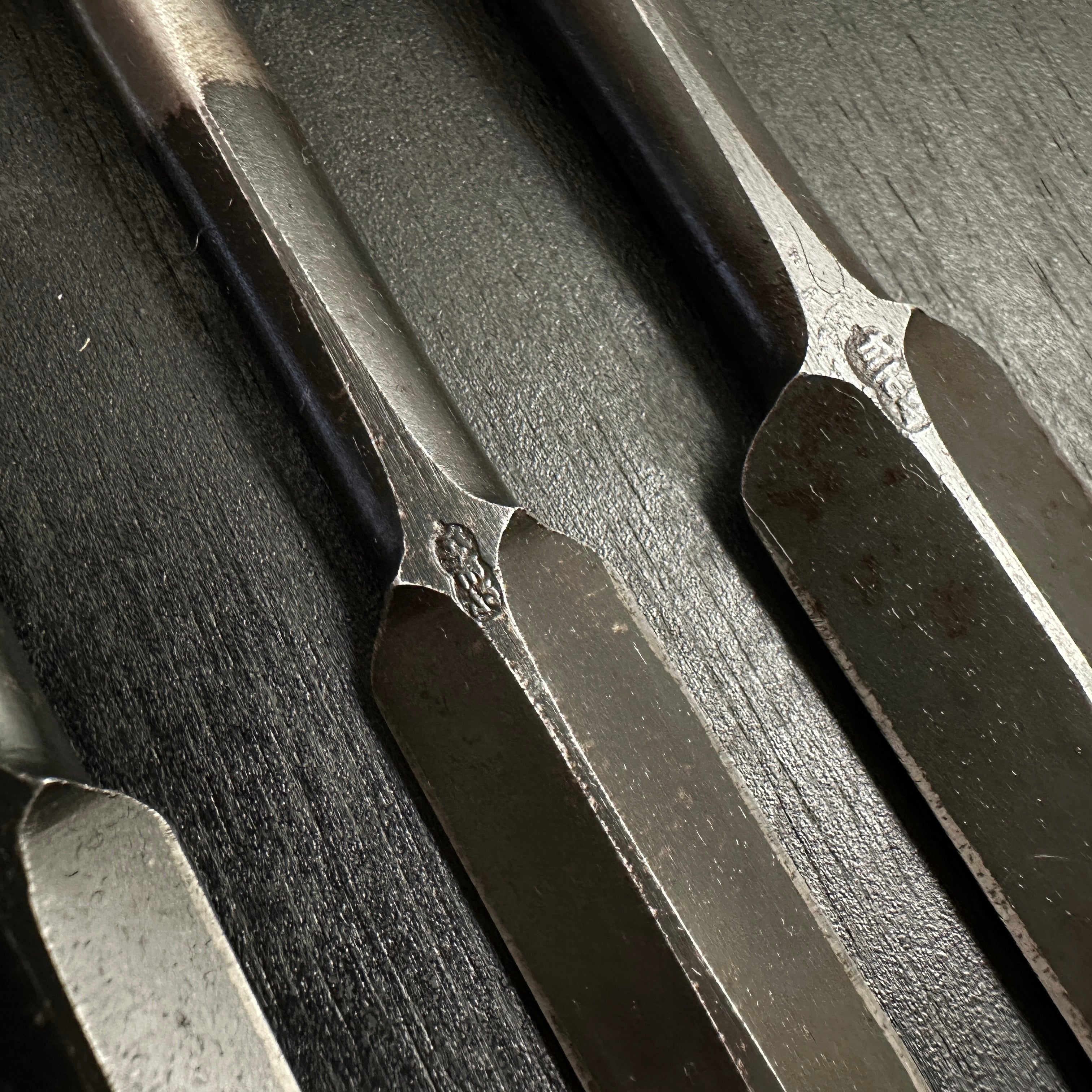 Lightly used Hidari Ichihiro Second Generation Maru shorter Timber chisels set by Yamazaki Shouzou 山崎正三作 左市弘 丸半叩き組鑿 使用品 Used Tatakinomi