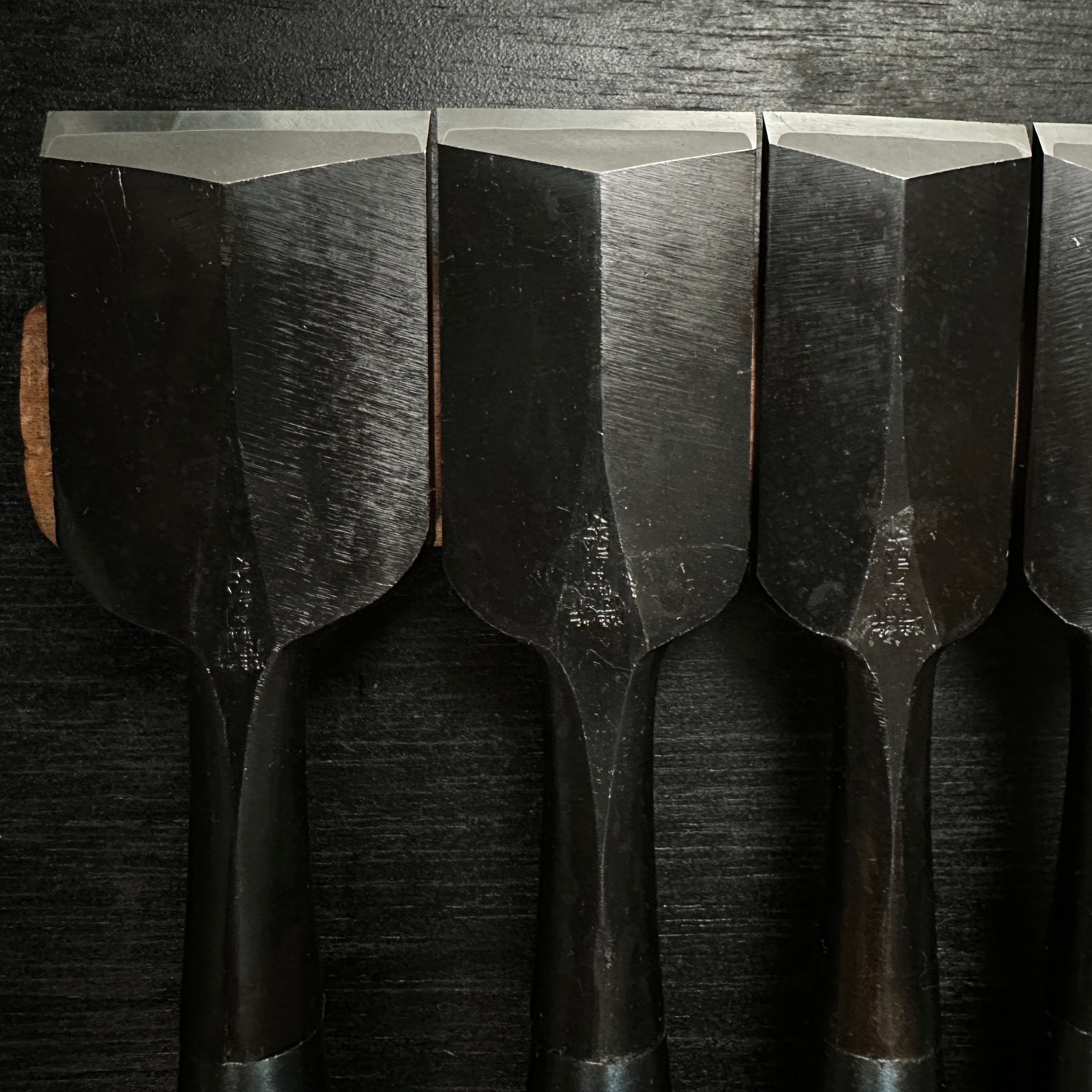 Kikuhiromaru Dovetail Bench chisels set (Oirenomi) with wooden box 菊弘丸 鎬追入組鑿 桐箱付 白樫柄 (シノギ)