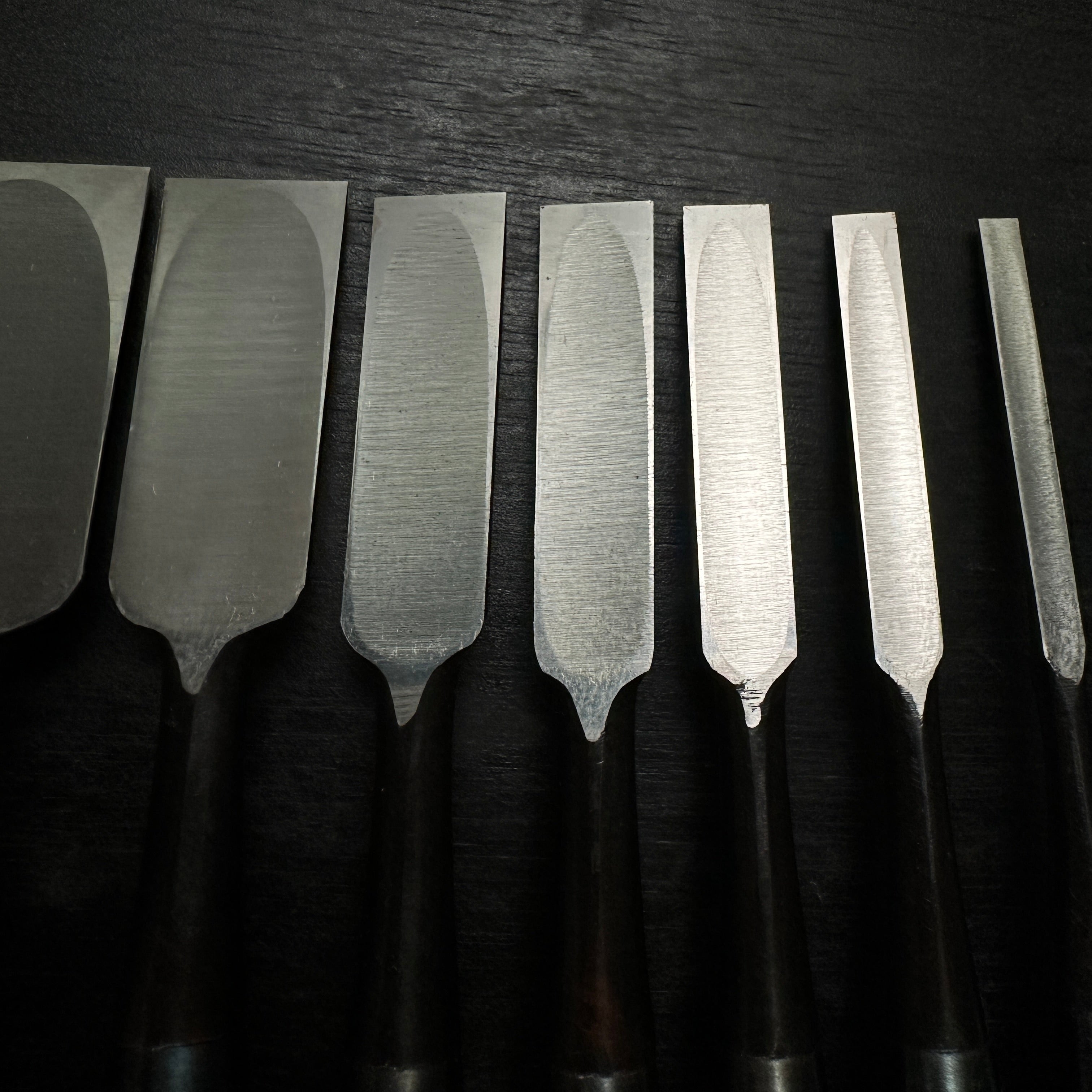 Kikuhiromaru Dovetail Bench chisels set (Oirenomi) with wooden box 菊弘丸 鎬追入組鑿 桐箱付 白樫柄 (シノギ)