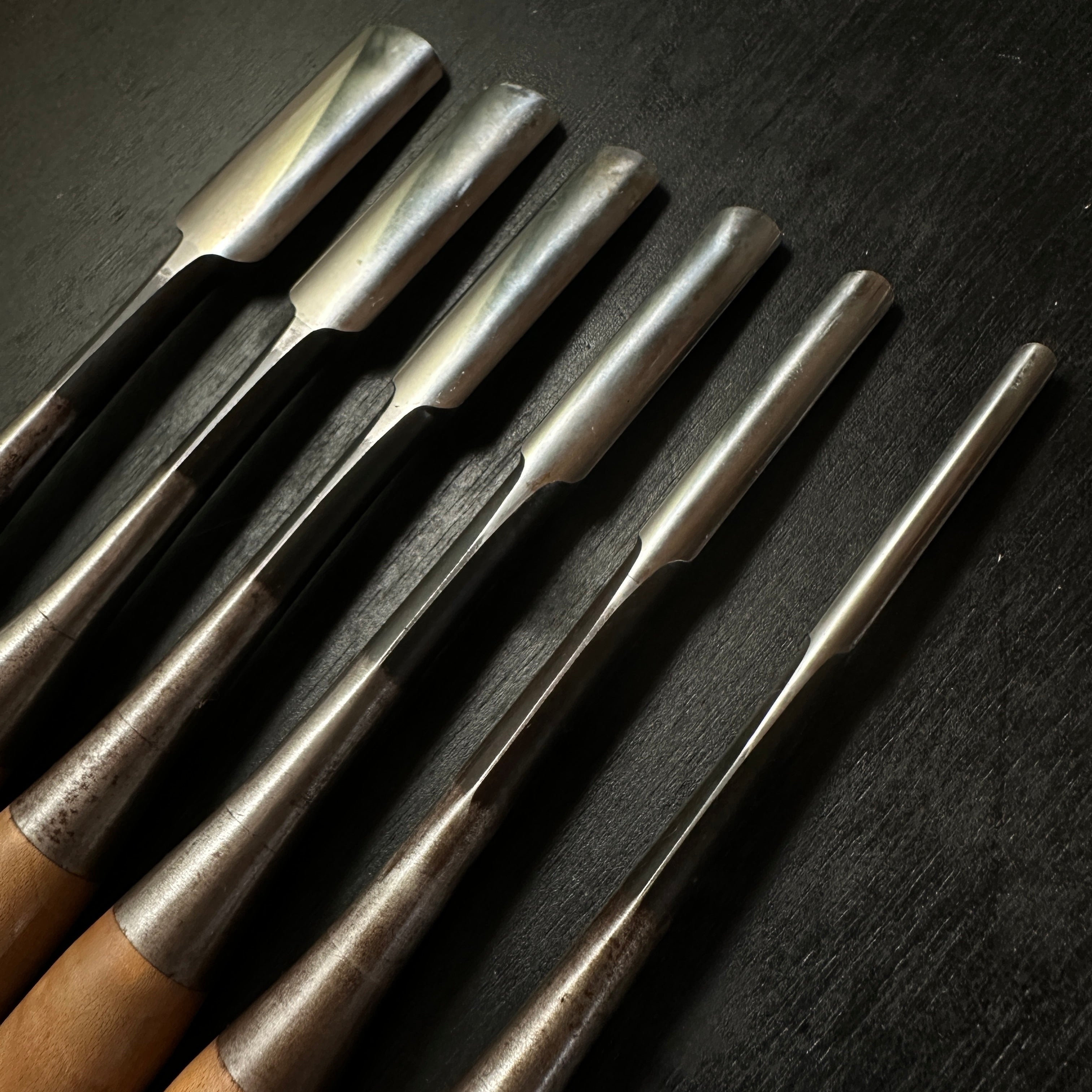 Lightly used Hidari Ichihiro Second Generation Maru shorter Timber chisels set by Yamazaki Shouzou 山崎正三作 左市弘 丸半叩き組鑿 使用品 Used Tatakinomi