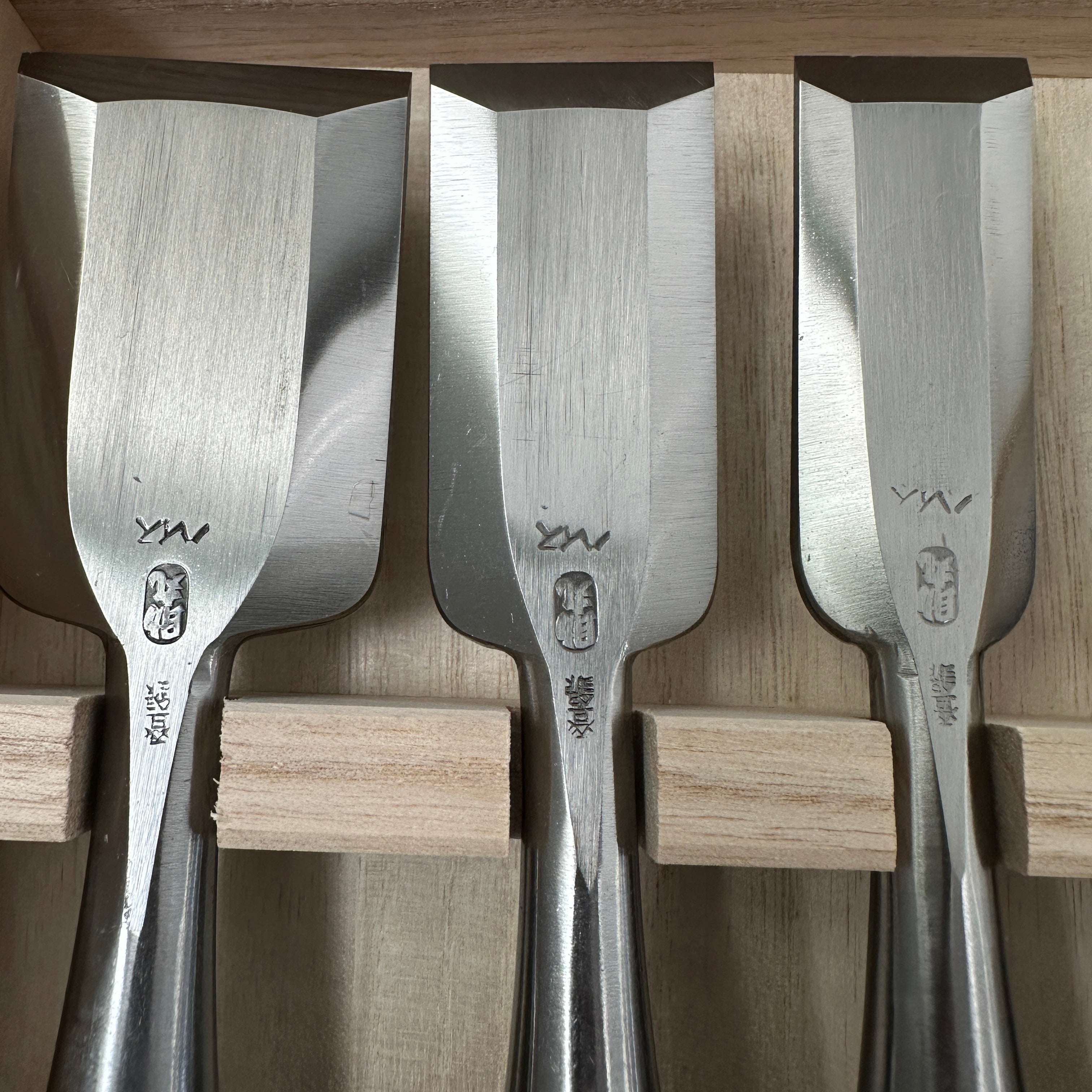 助丸ハイス 追入組鑿 Oirenomi 5本組 桐箱付 Sukemaru High-Speed Steel Bench chisels 5pc set