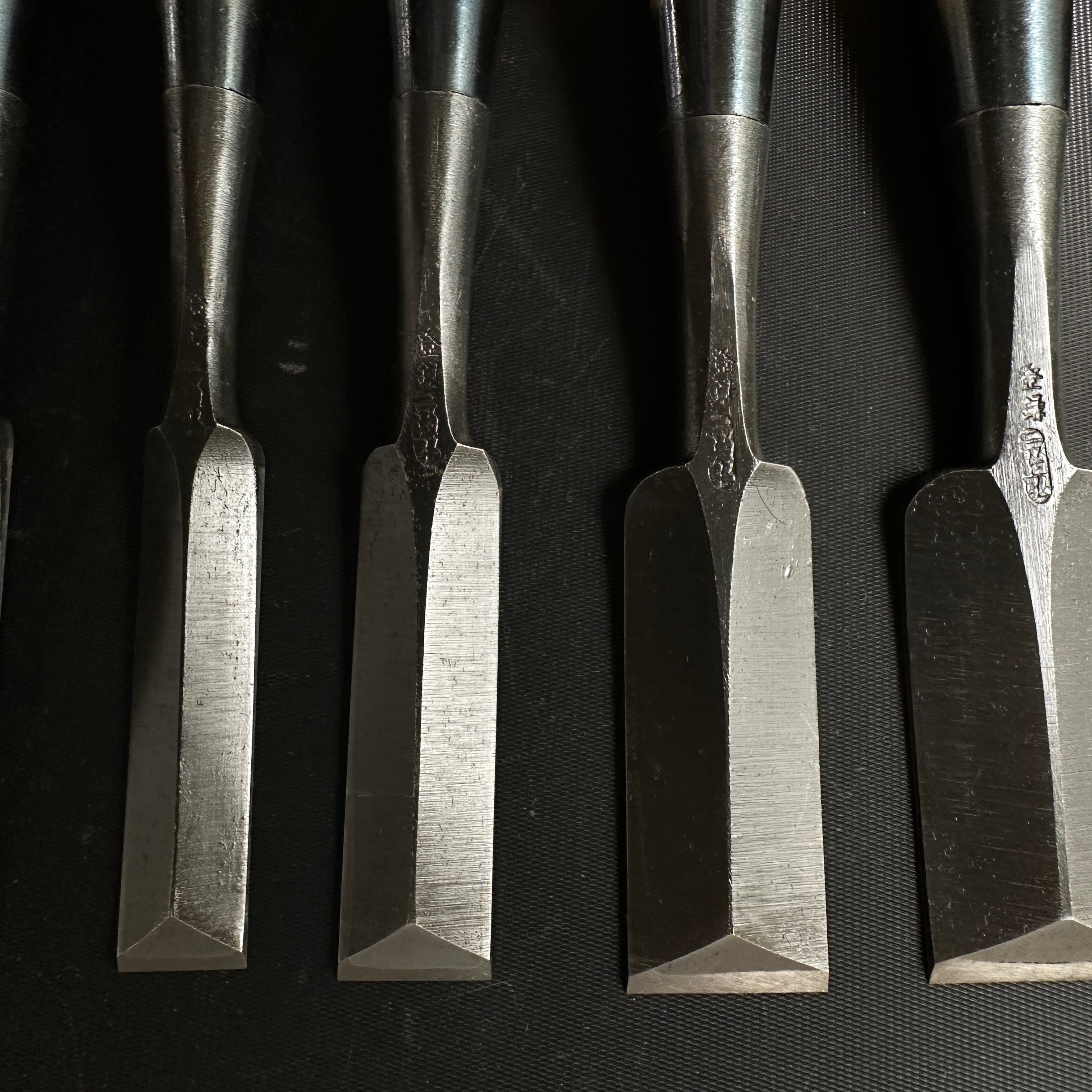 Fujihiro Dovetail chisels set by Chuutarou Imai Gumi Handle 今井忠太郎作 二治弘 鎬追入組鑿 グミ柄 桐箱付 Shinoginomi