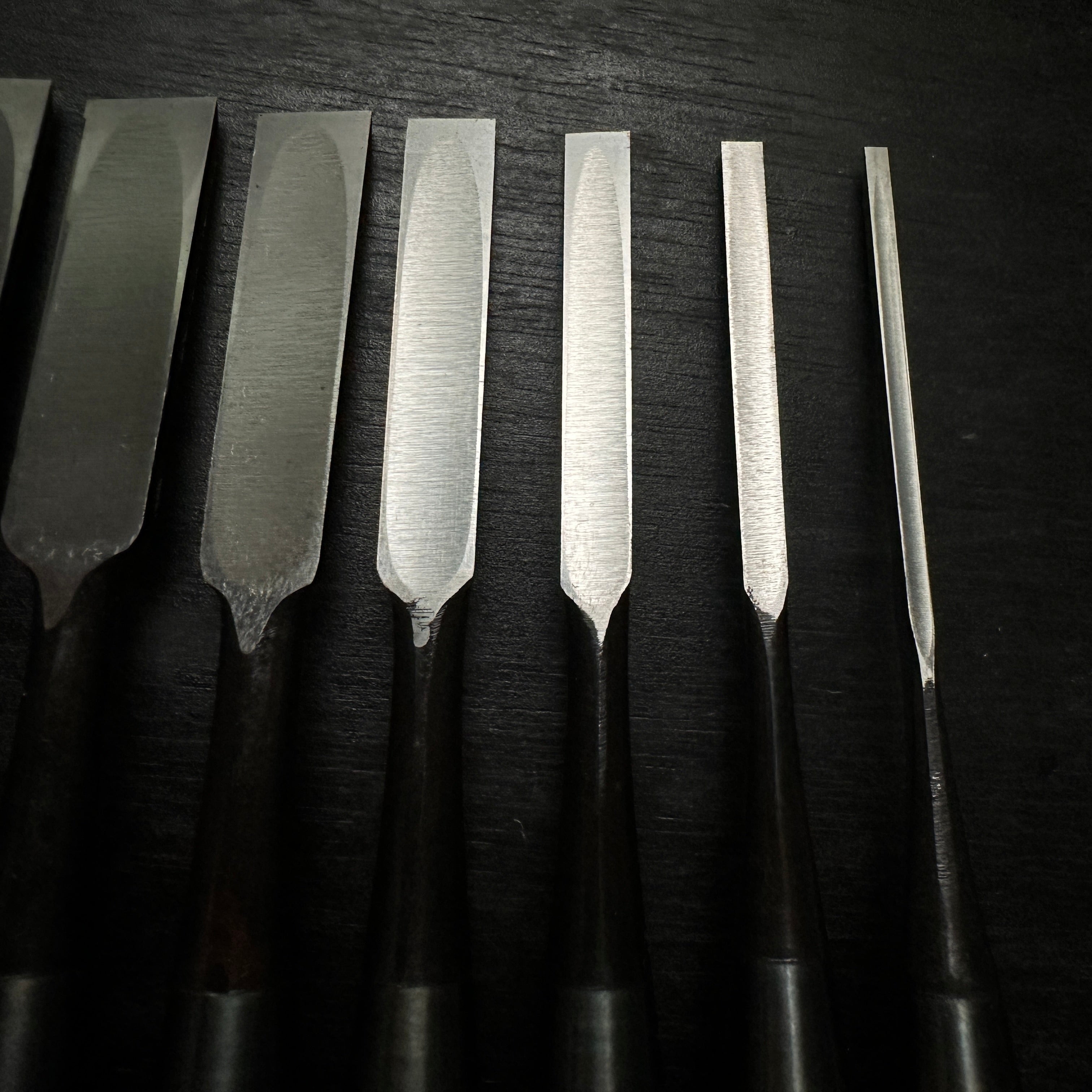 Kikuhiromaru Dovetail Bench chisels set (Oirenomi) with wooden box 菊弘丸 鎬追入組鑿 桐箱付 白樫柄 (シノギ)