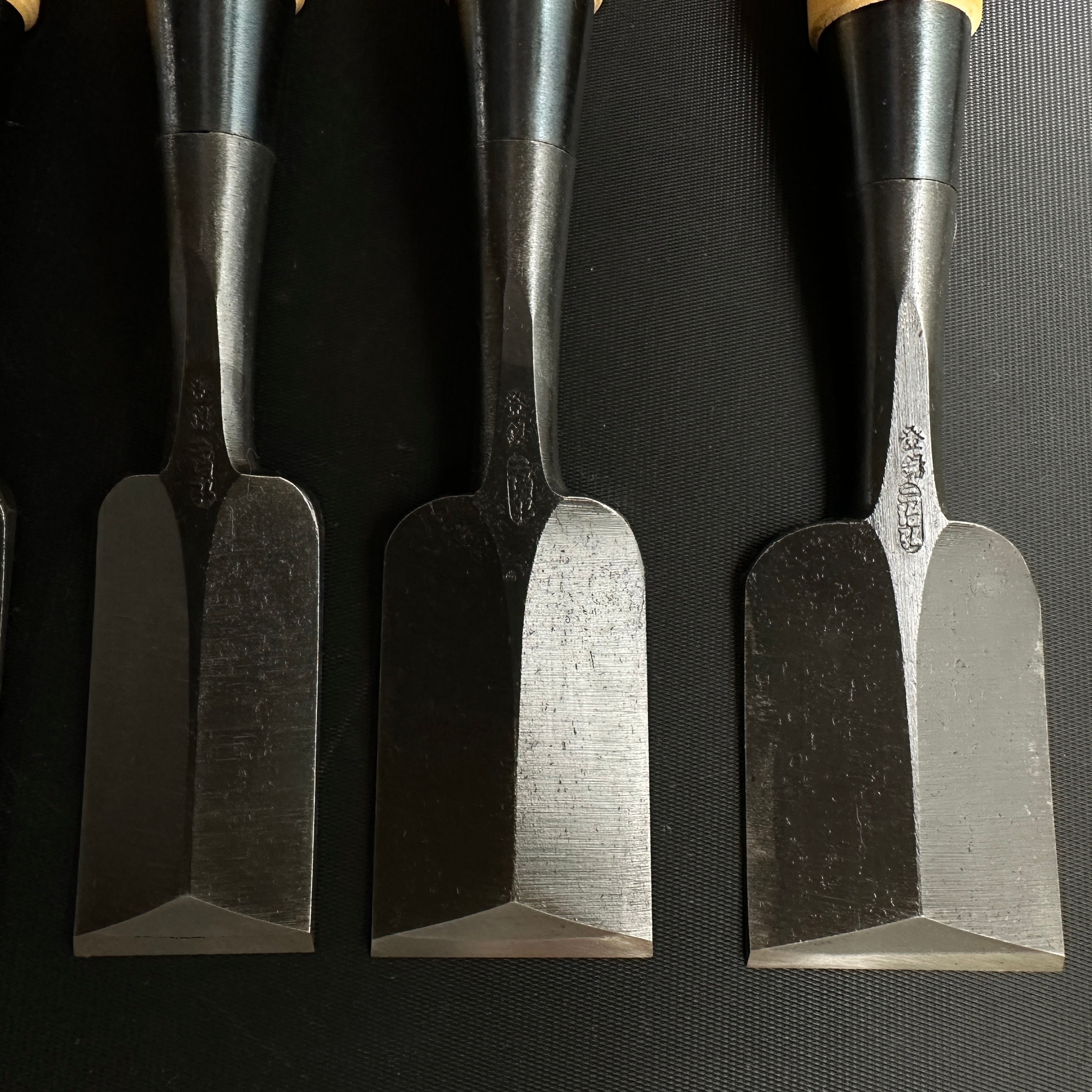 Fujihiro Dovetail chisels set by Chuutarou Imai Gumi Handle 今井忠太郎作 二治弘 鎬追入組鑿 グミ柄 桐箱付 Shinoginomi