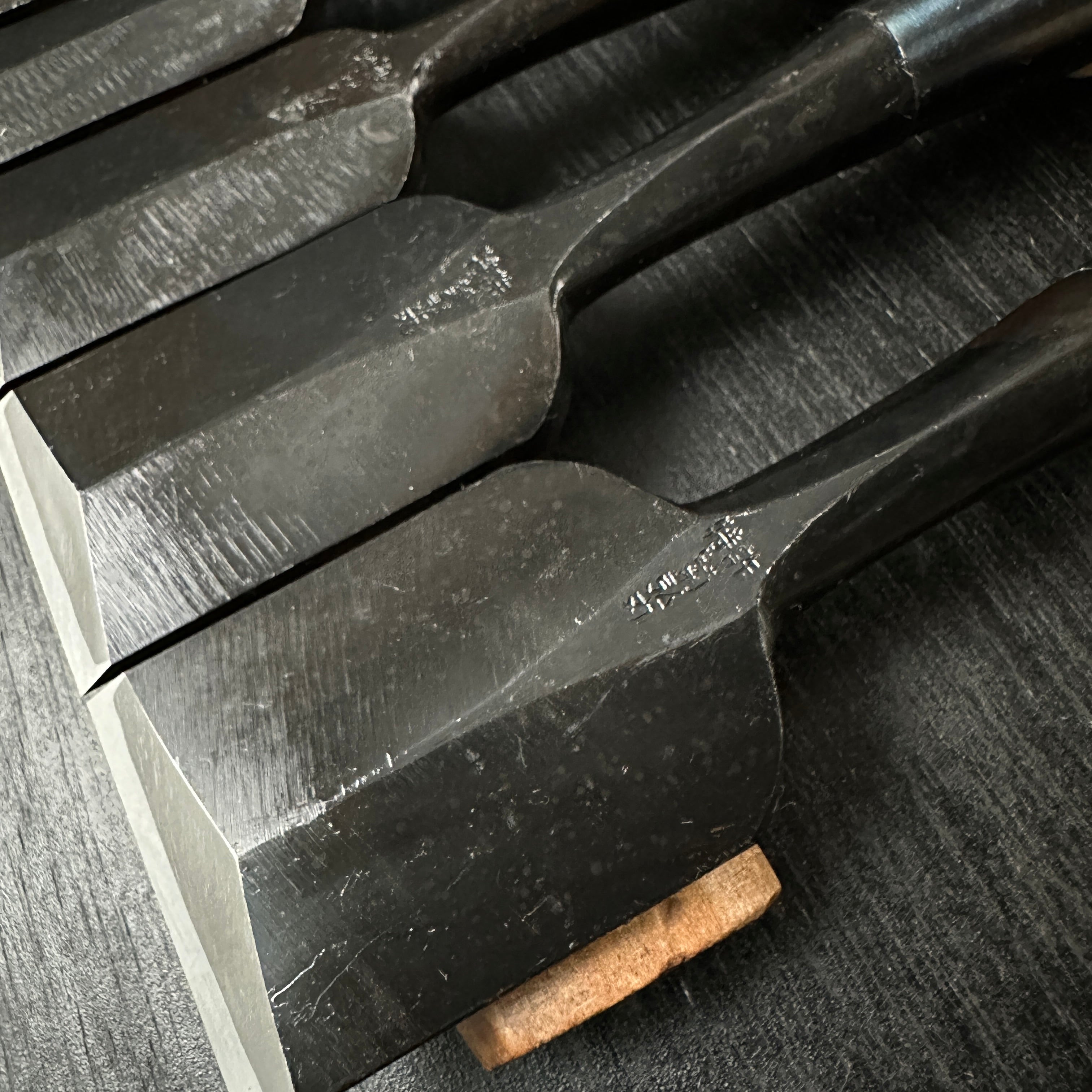 Kikuhiromaru Dovetail Bench chisels set (Oirenomi) with wooden box 菊弘丸 鎬追入組鑿 桐箱付 白樫柄 (シノギ)