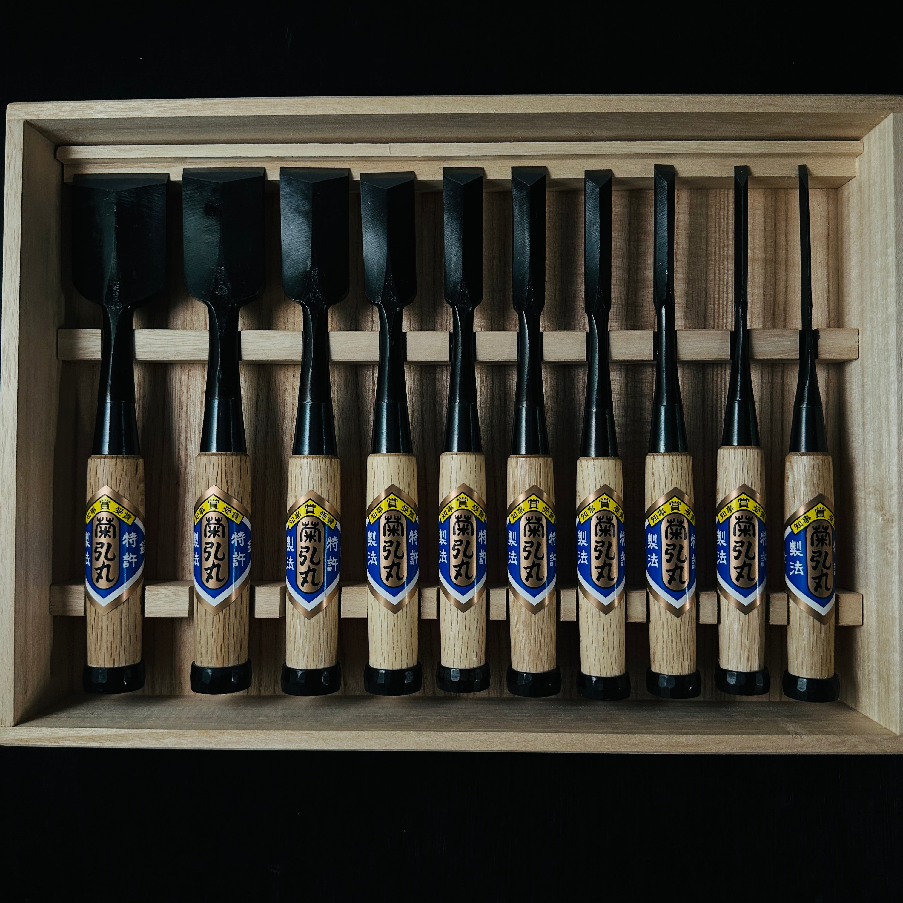 Kikuhiromaru Dovetail Bench chisels set (Oirenomi) with wooden box  菊弘丸 鎬追入組鑿 桐箱付 白樫柄 (シノギ)