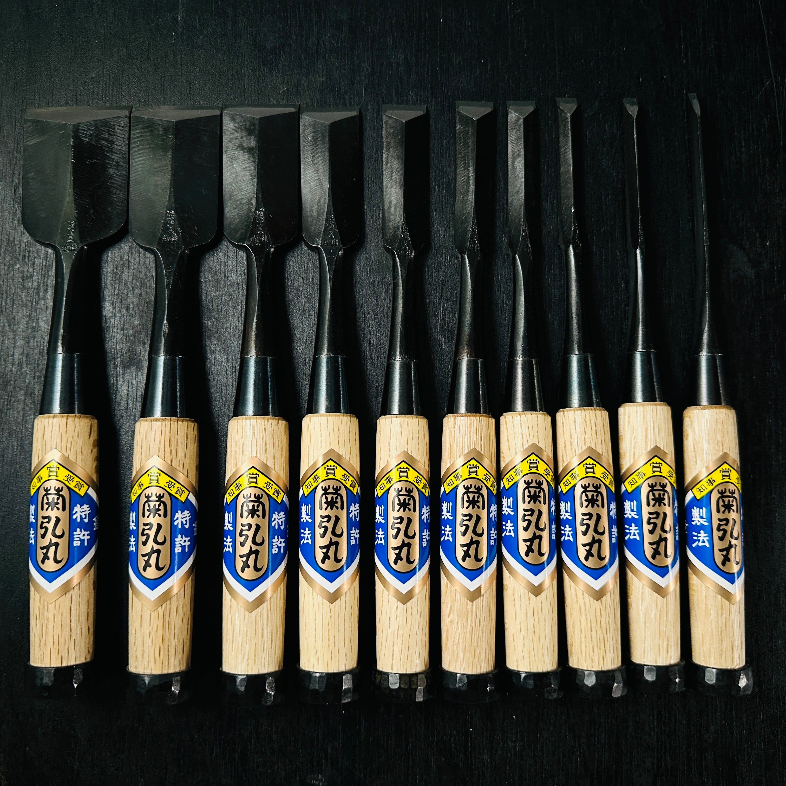 Kikuhiromaru Dovetail Bench chisels set (Oirenomi) with wooden box 菊弘丸 鎬追入組鑿 桐箱付 白樫柄 (シノギ)