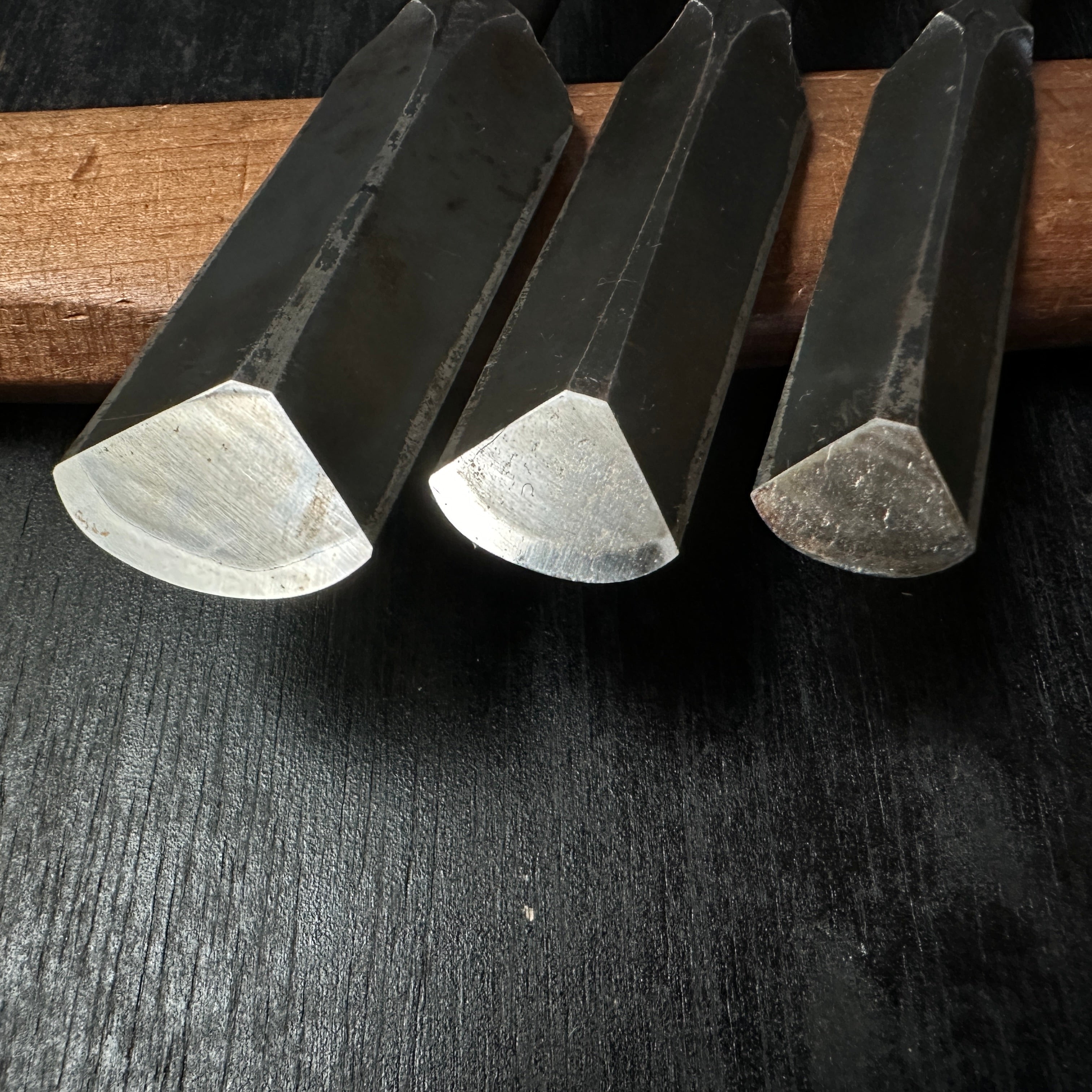 Lightly used Hidari Ichihiro Second Generation Maru shorter Timber chisels set by Yamazaki Shouzou 山崎正三作 左市弘 丸半叩き組鑿 使用品 Used Tatakinomi