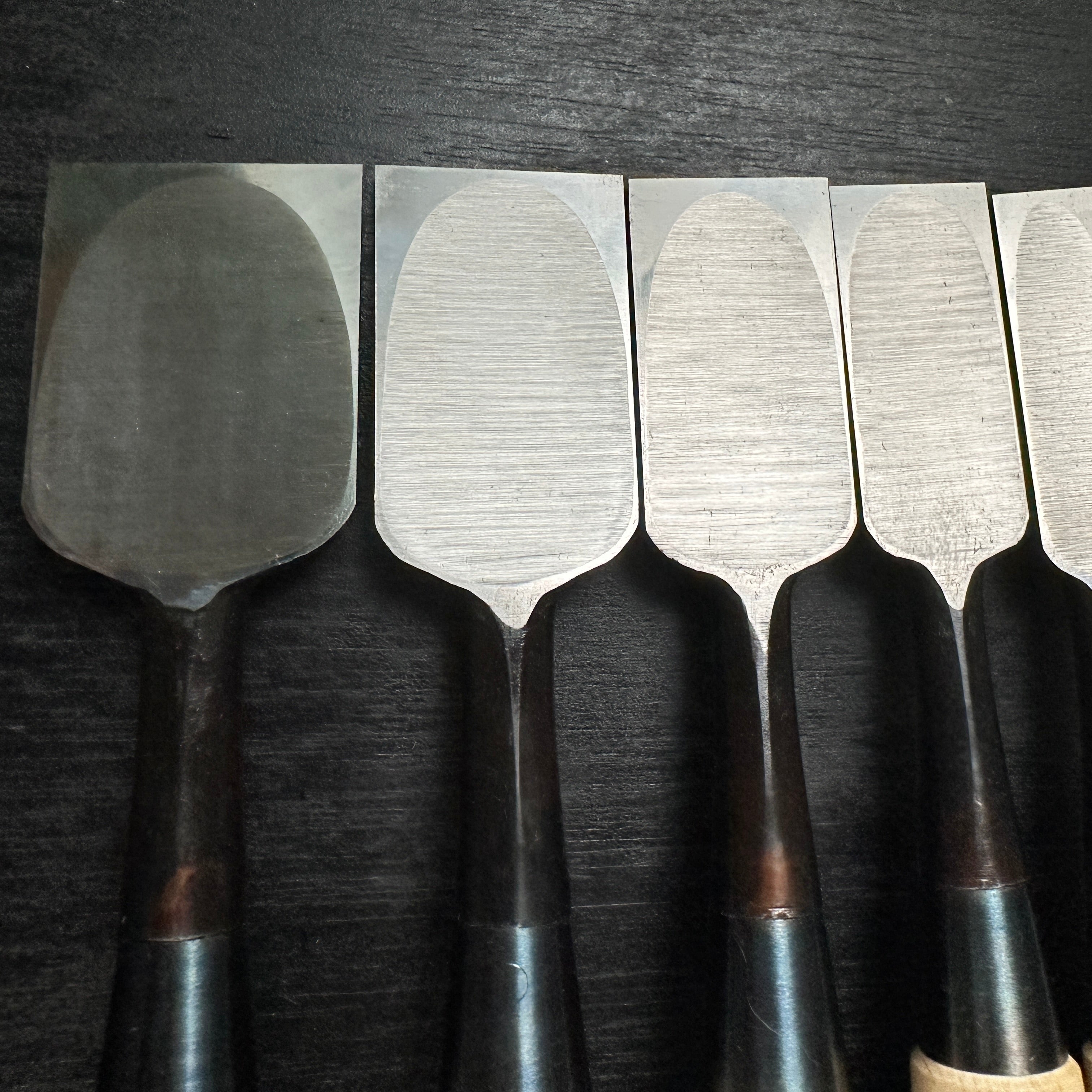 Kikuhiromaru Dovetail Bench chisels set (Oirenomi) with wooden box 菊弘丸 鎬追入組鑿 桐箱付 白樫柄 (シノギ)