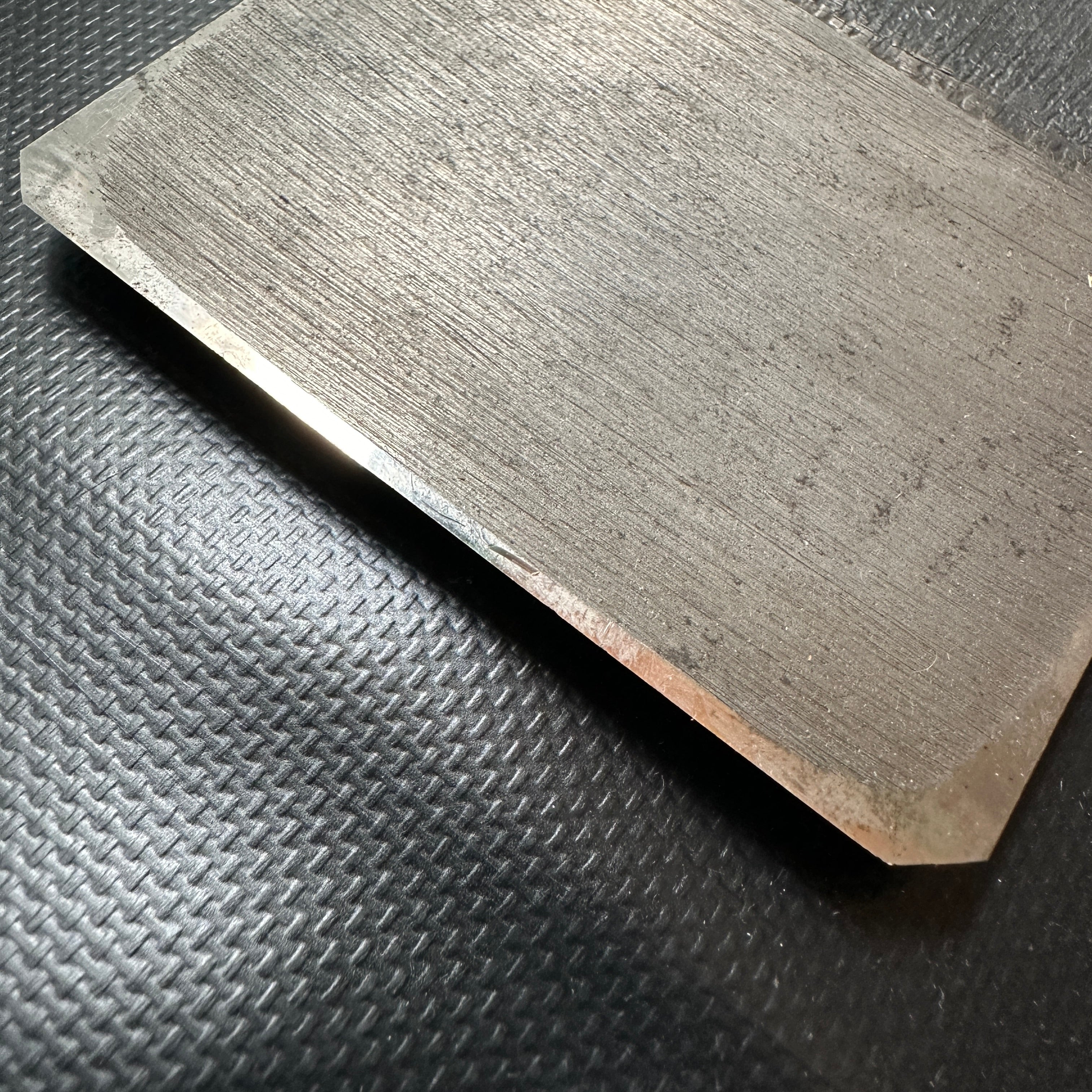 Old stock Chiyoduru Unju Smoothing Plane blade (Kanna) by Tanaka shougo 掘出し物 千代鶴運寿 田中昭吾作 仕上げ鉋刃 70mm