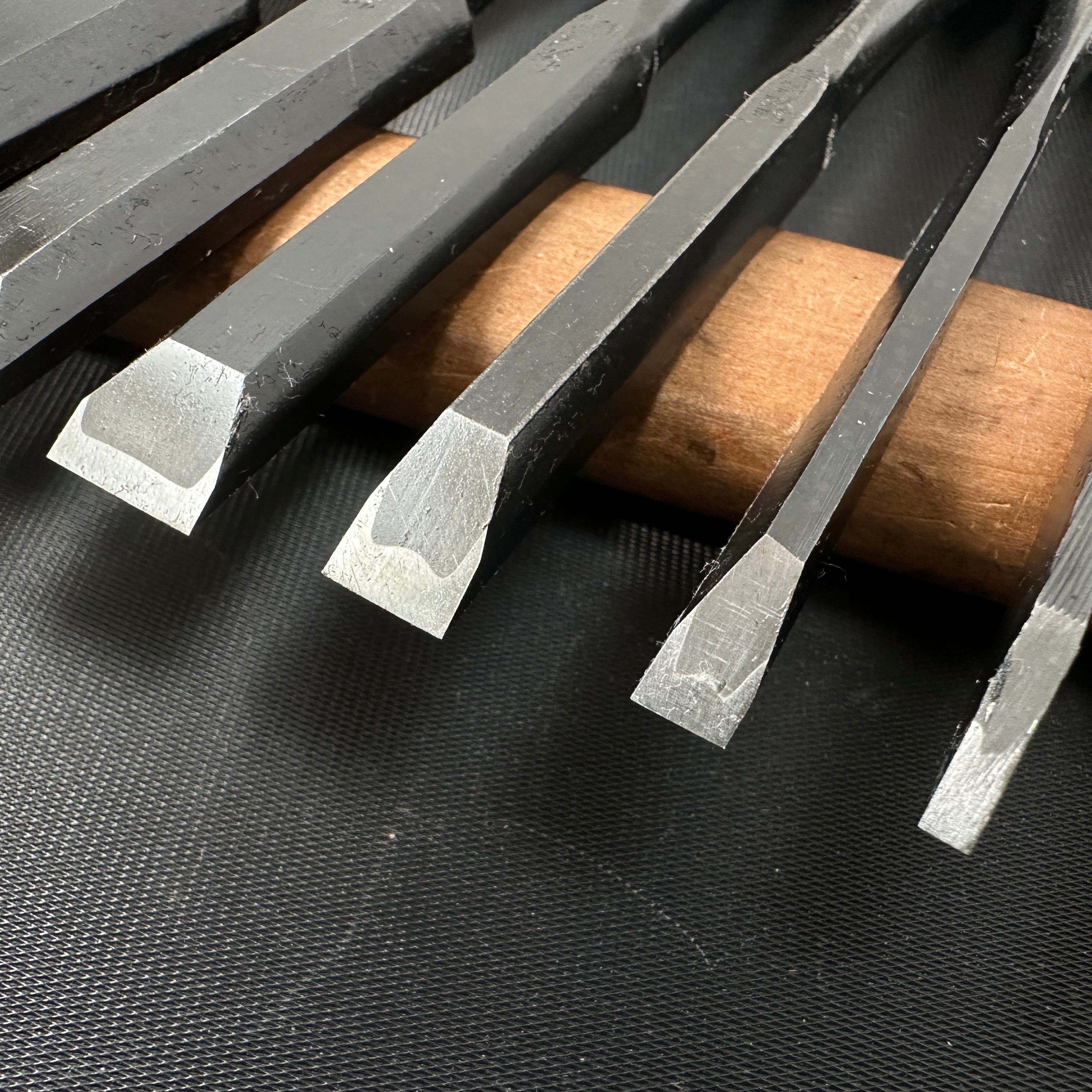 Kikuhiromaru Shorter Timber Chisels set (Chu-Tatakinomi) with wooden box 菊弘丸 中叩組鑿 桐箱付 白樫柄