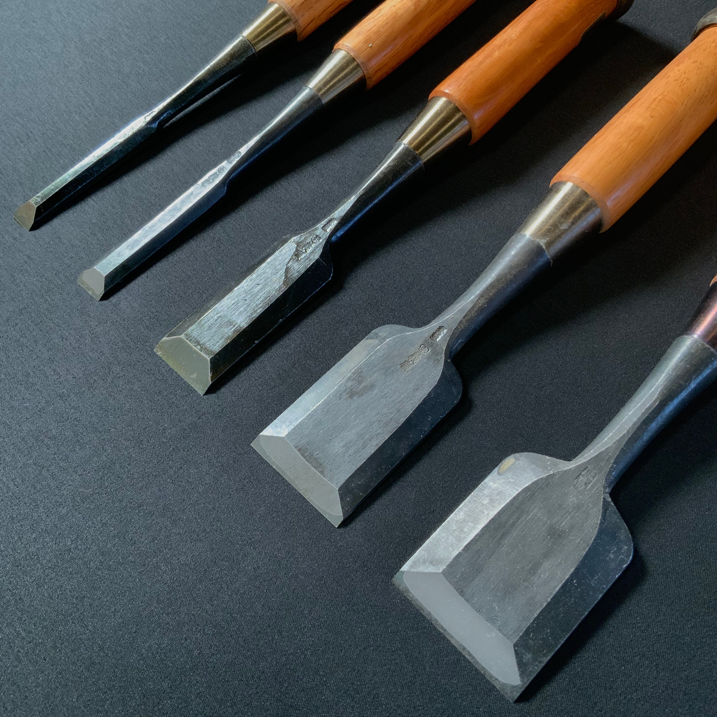 Old stock Yoshihiro Bench chisels 掘出し物 義廣 追入鑿 Oirenomi