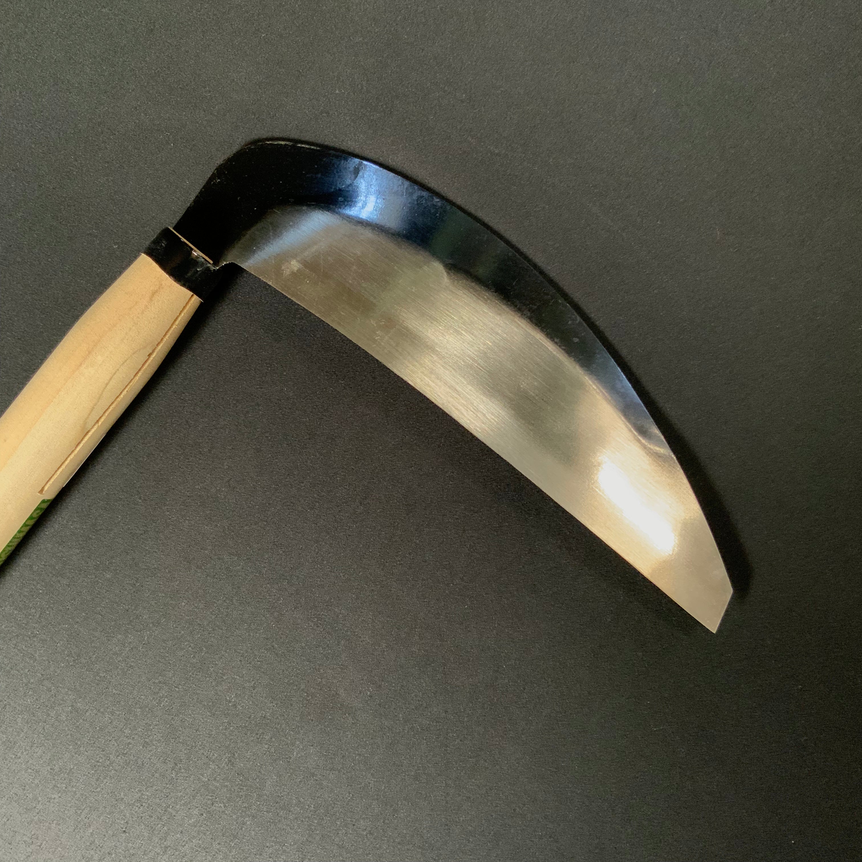 Mikazuki Kama for soft grass made by koshimasa 越正作 柔らかい草用 薄鎌 195mm