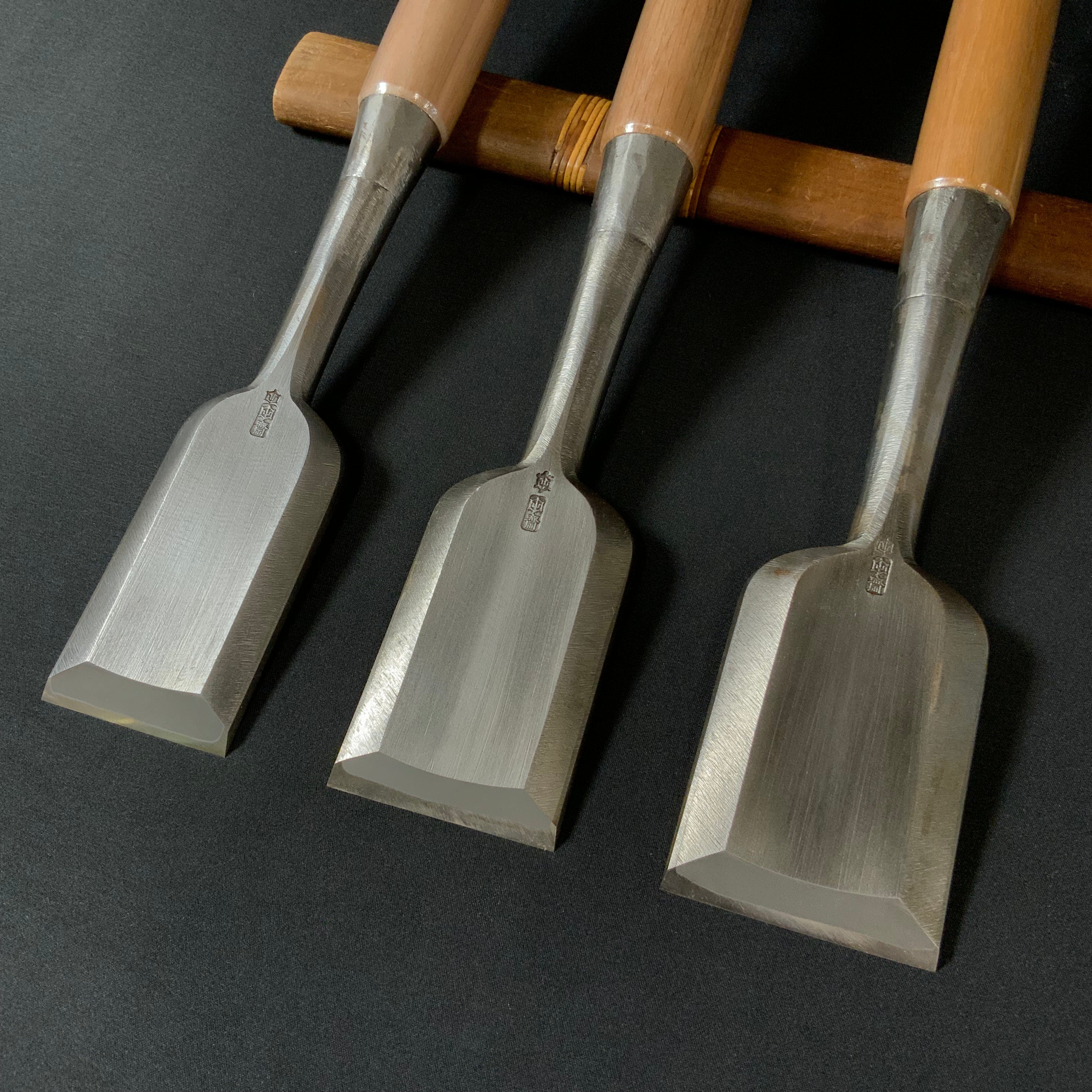 Old Stock Tasai Special Timber chisels (Tatakinomi) with blue steel 掘出し物 田斎作 磨き仕上 叩鑿 二つ裏