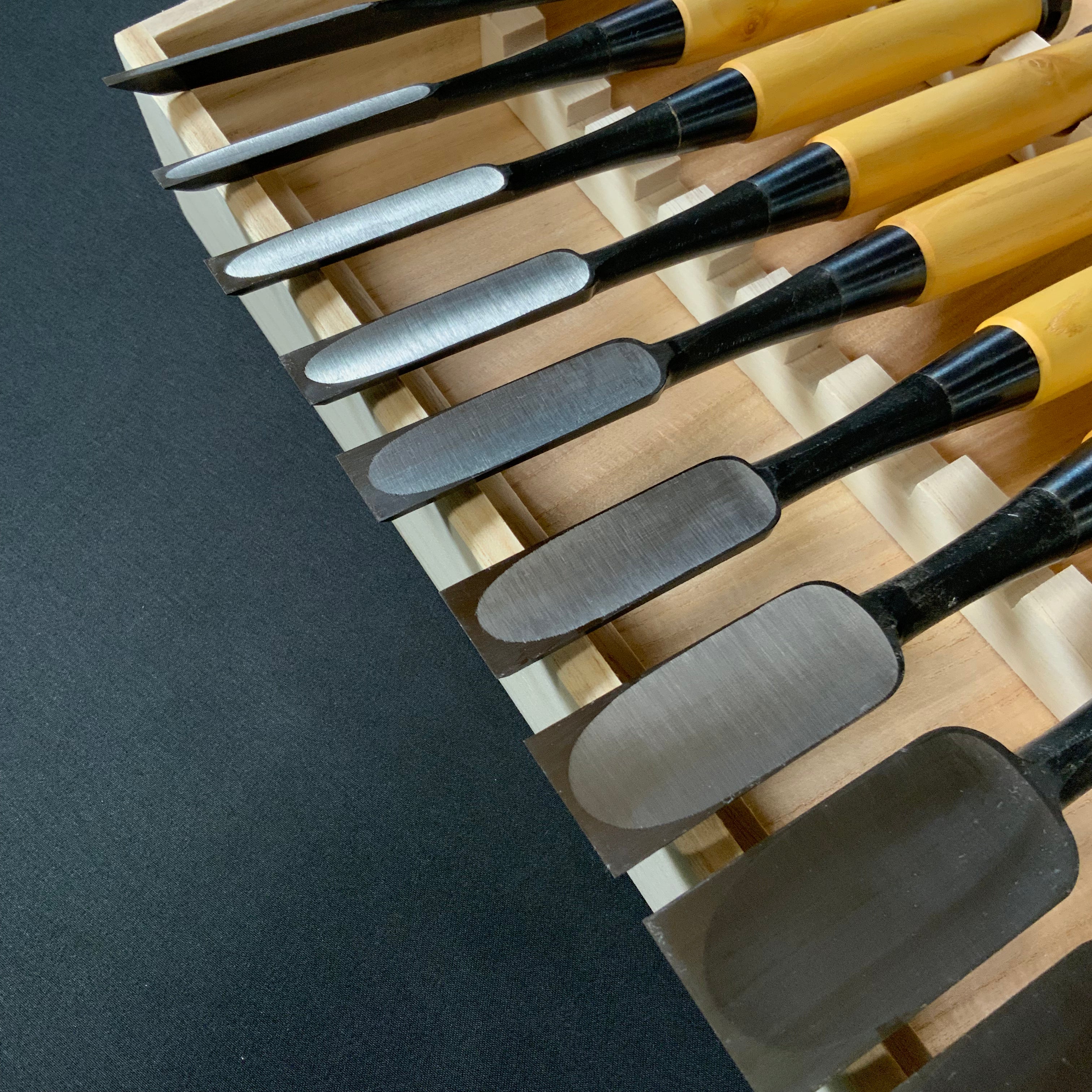 Ouchi Bench chisels set by Ouchi 4th generation with gumi handle (oleaster) 四代目大内俊明作 宗家大内 追入組鑿 グミ柄 桐箱付 Oirenomi