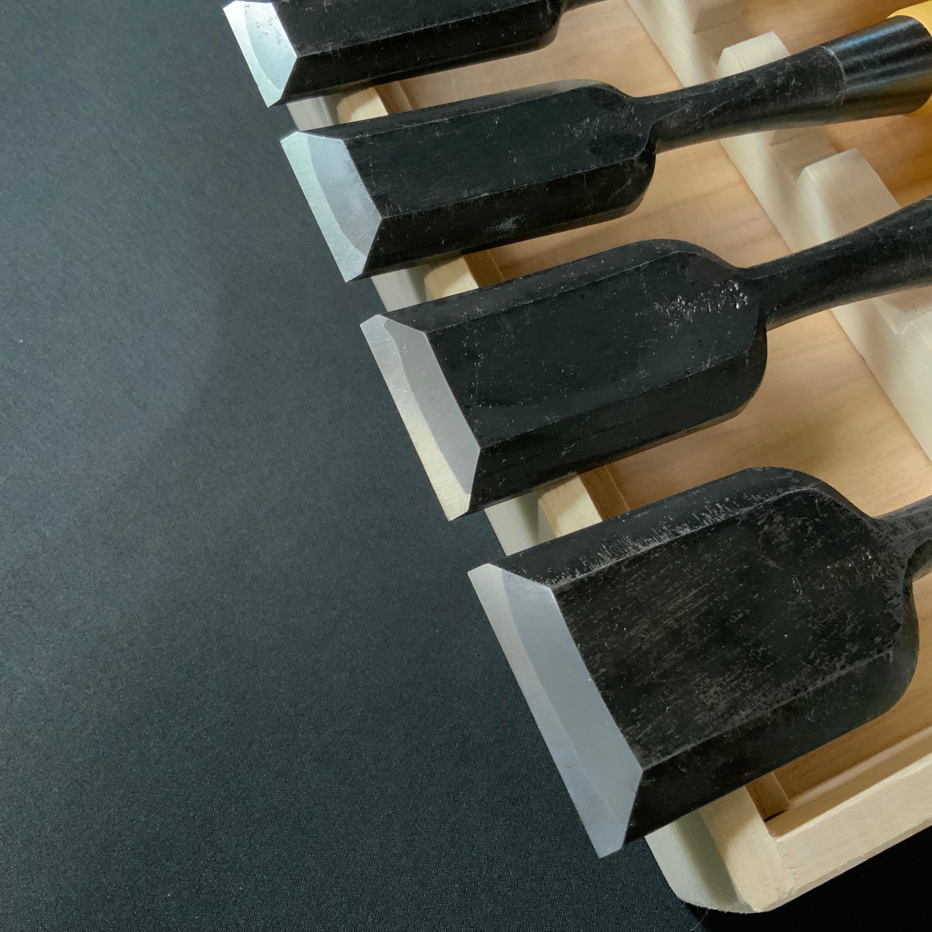 Ouchi Bench chisels set by Ouchi 4th generation with gumi handle (oleaster) 四代目大内俊明作 宗家大内 追入組鑿 グミ柄 桐箱付 Oirenomi