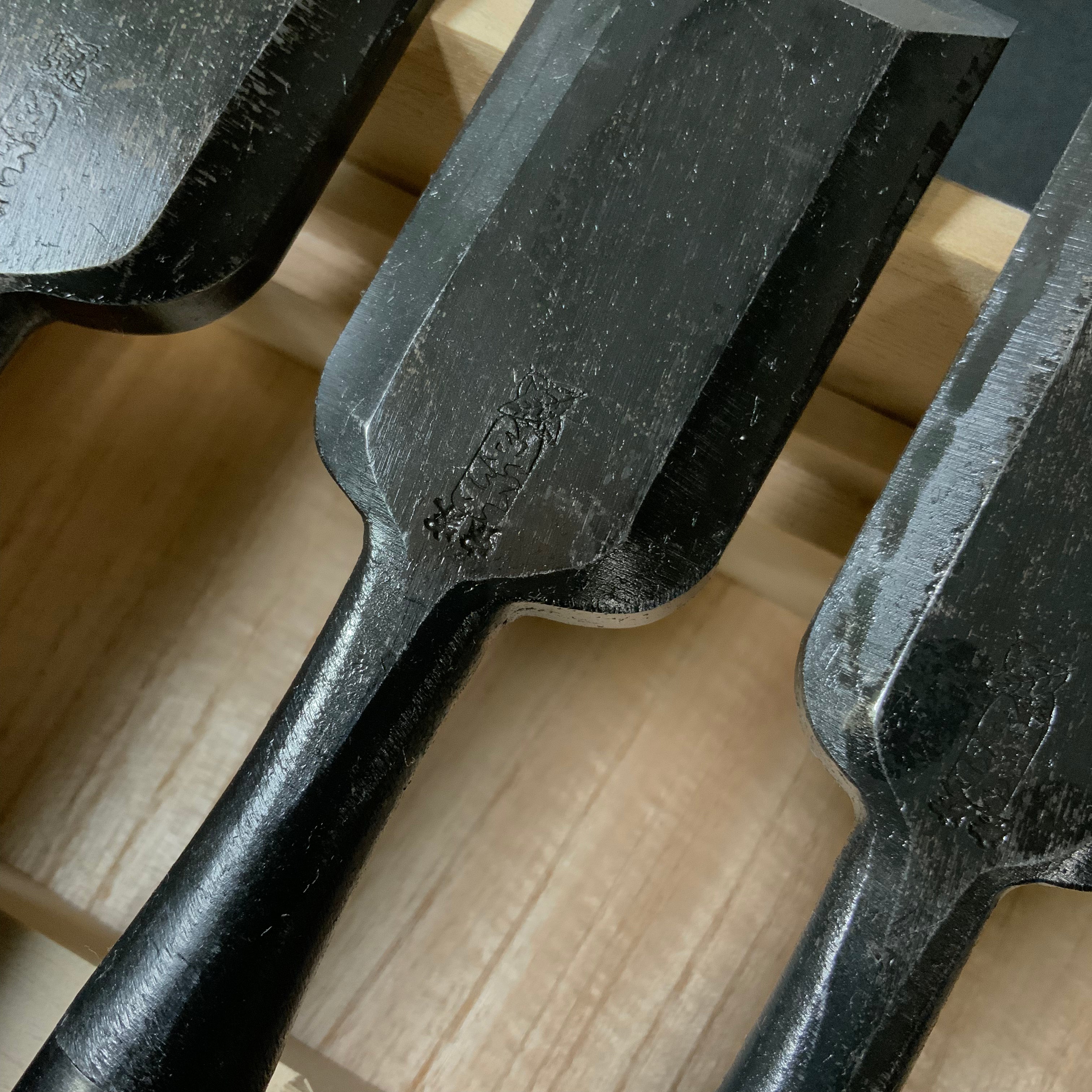 Ouchi Bench chisels set by Ouchi 4th generation with gumi handle (oleaster) 四代目大内俊明作 宗家大内 追入組鑿 グミ柄 桐箱付 Oirenomi