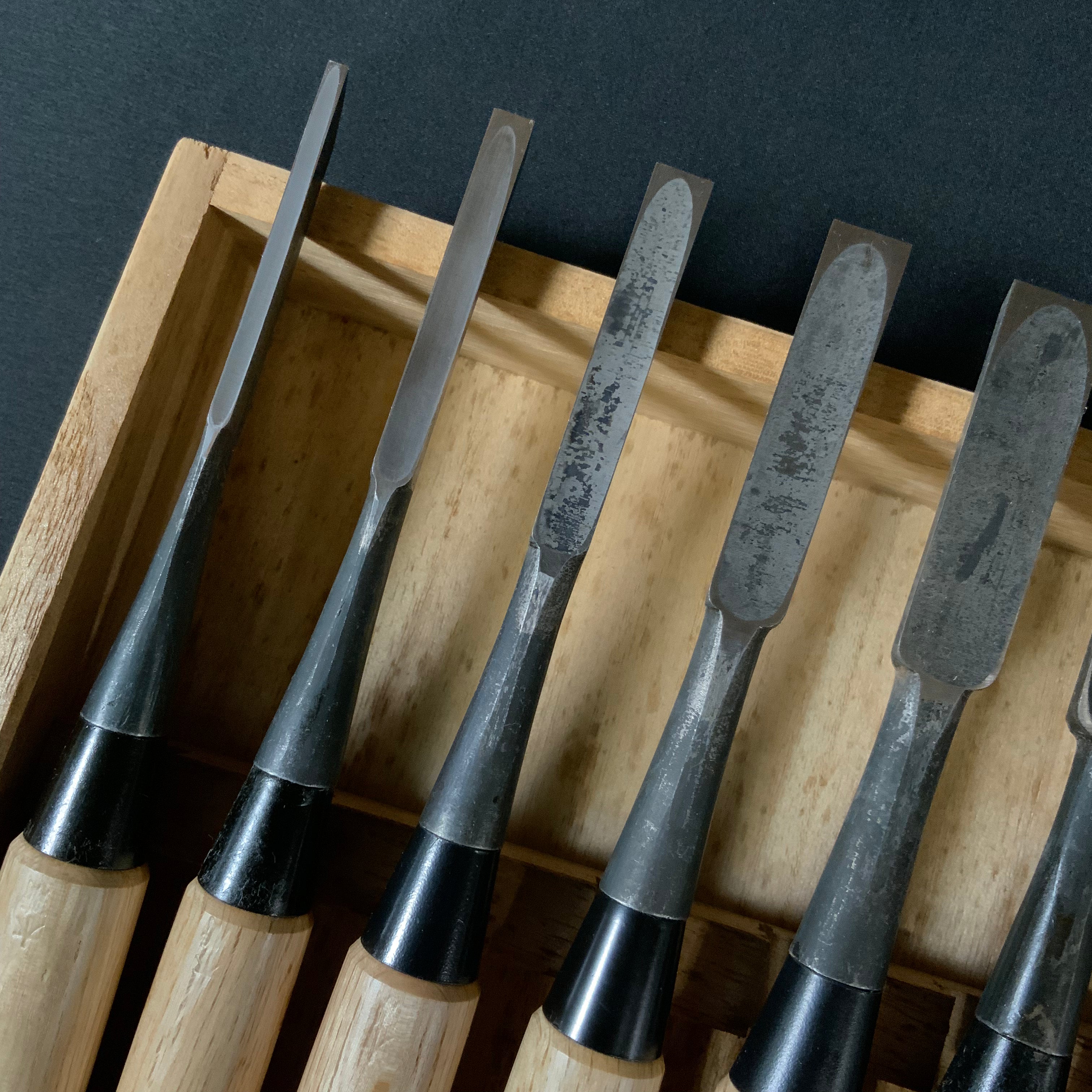 Old stock#2 Yamahiro Bench chisels set(Special specification Thick type) by Yamahiro 掘出し物 山弘 特厚打 岡山猛作 追入10本組鑿 Oiirenomi