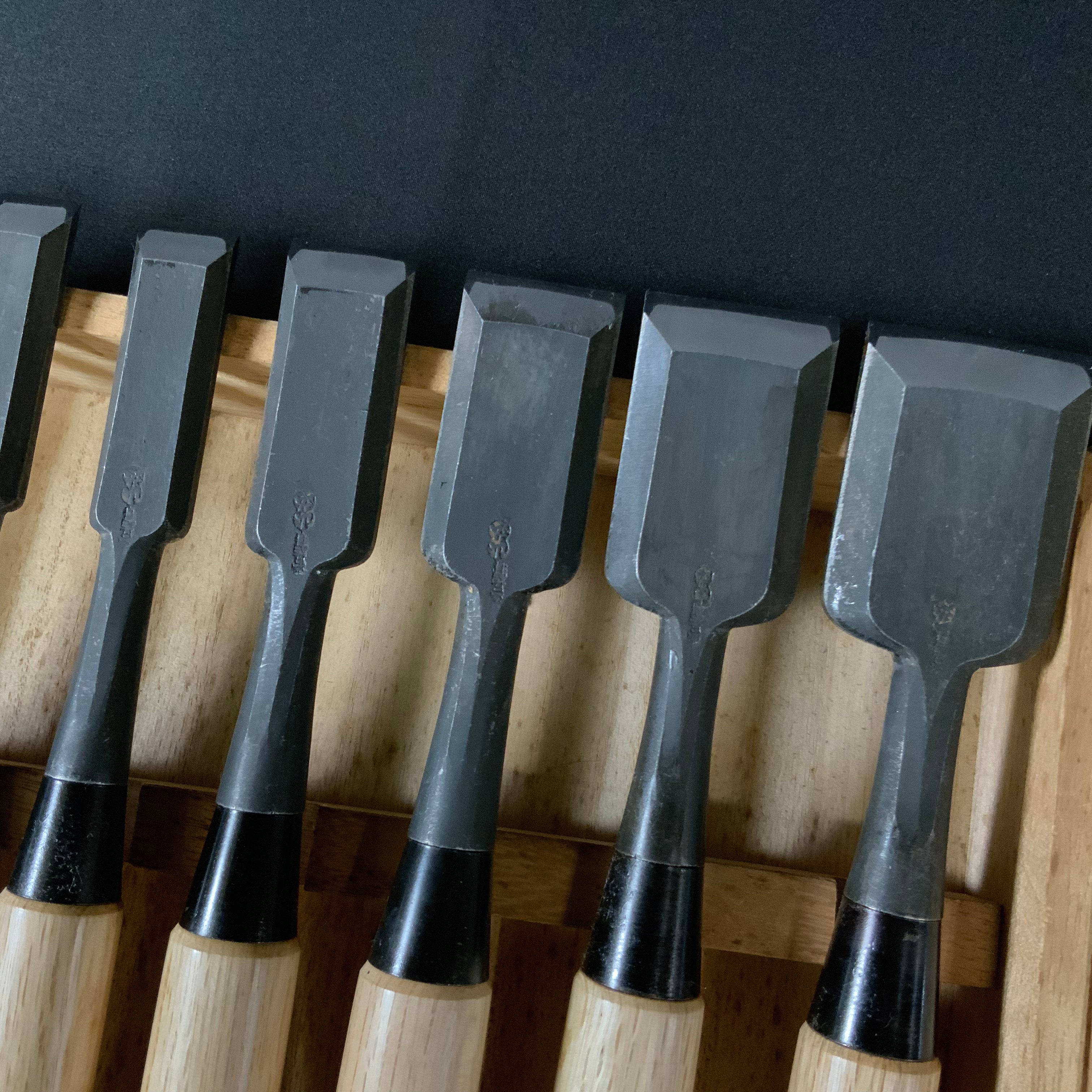 Old stock#2 Yamahiro Bench chisels set(Special specification Thick type) by Yamahiro 掘出し物 山弘 特厚打 岡山猛作 追入10本組鑿 Oiirenomi