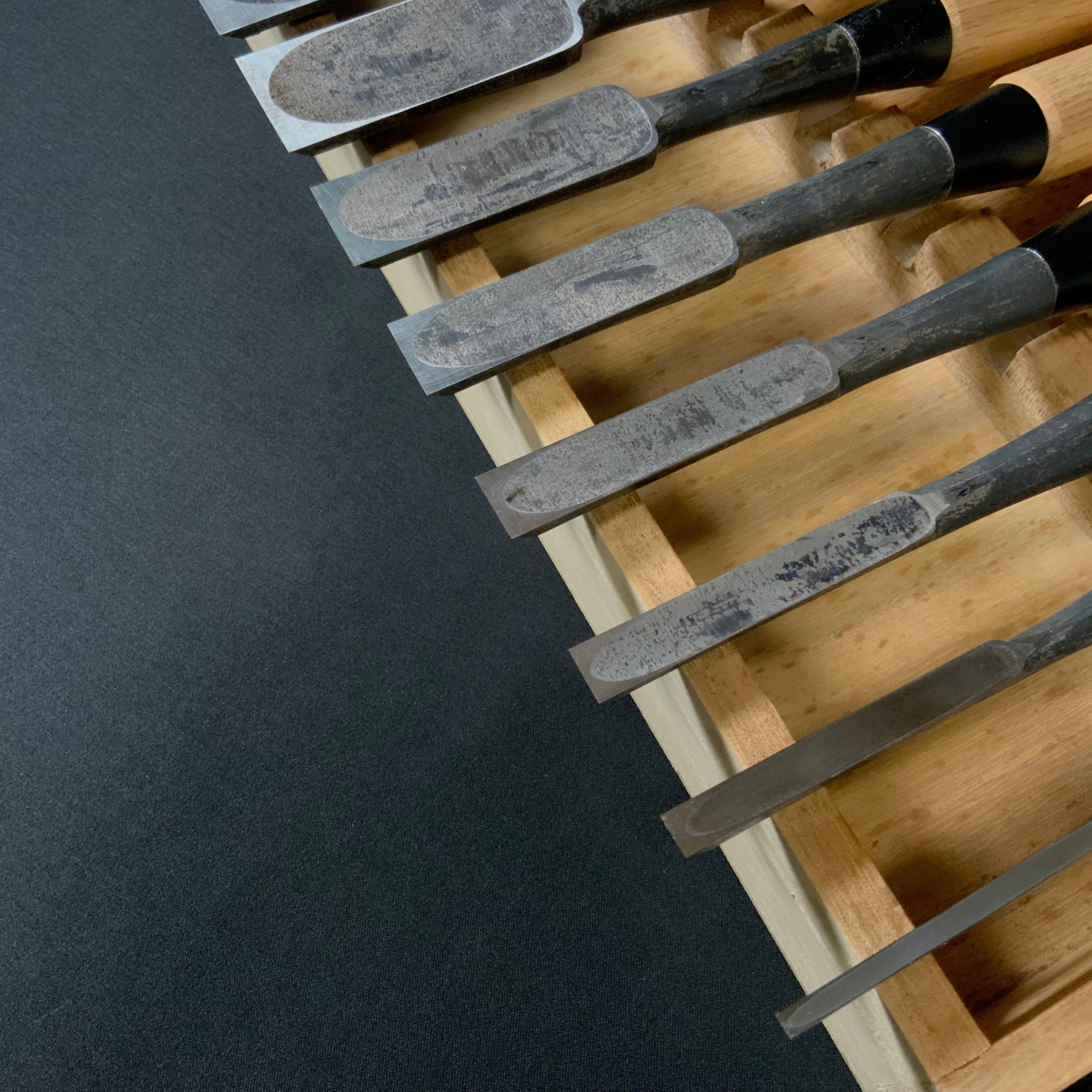 Old stock#2 Yamahiro Bench chisels set(Special specification Thick type) by Yamahiro 掘出し物 山弘 特厚打 岡山猛作 追入10本組鑿 Oiirenomi