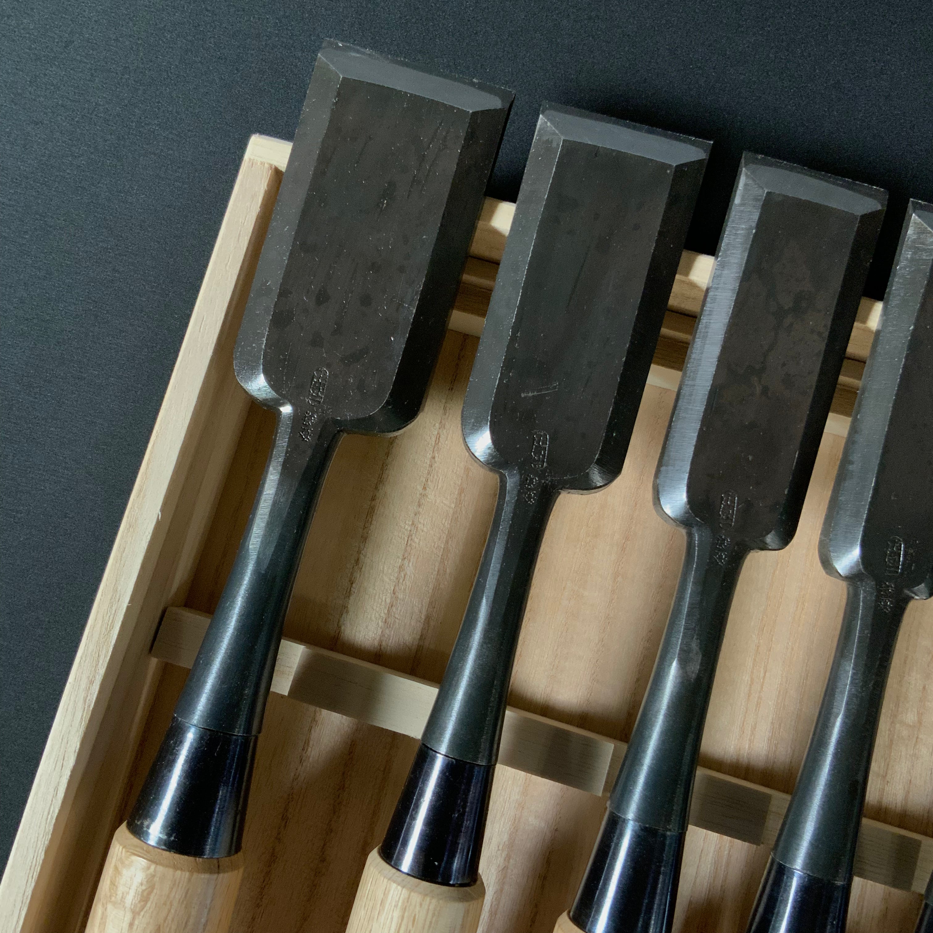 Nijihiro Timber chisels set by Chuutarou Imai (Fujihiro) 今井忠太郎作 二治弘 叩組鑿 桐箱付 tatakinomi