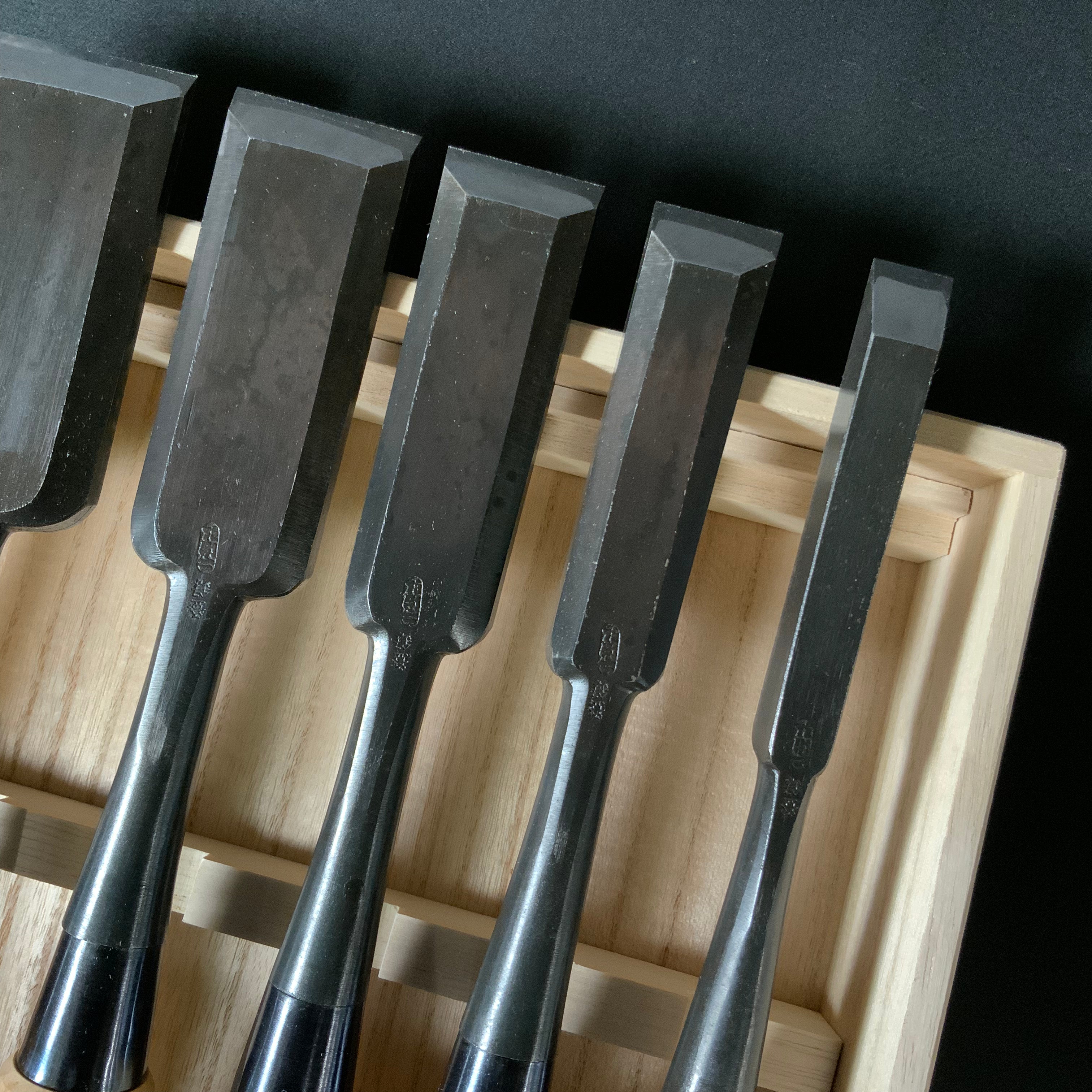 Nijihiro Timber chisels set by Chuutarou Imai (Fujihiro) 今井忠太郎作 二治弘 叩組鑿 桐箱付 tatakinomi