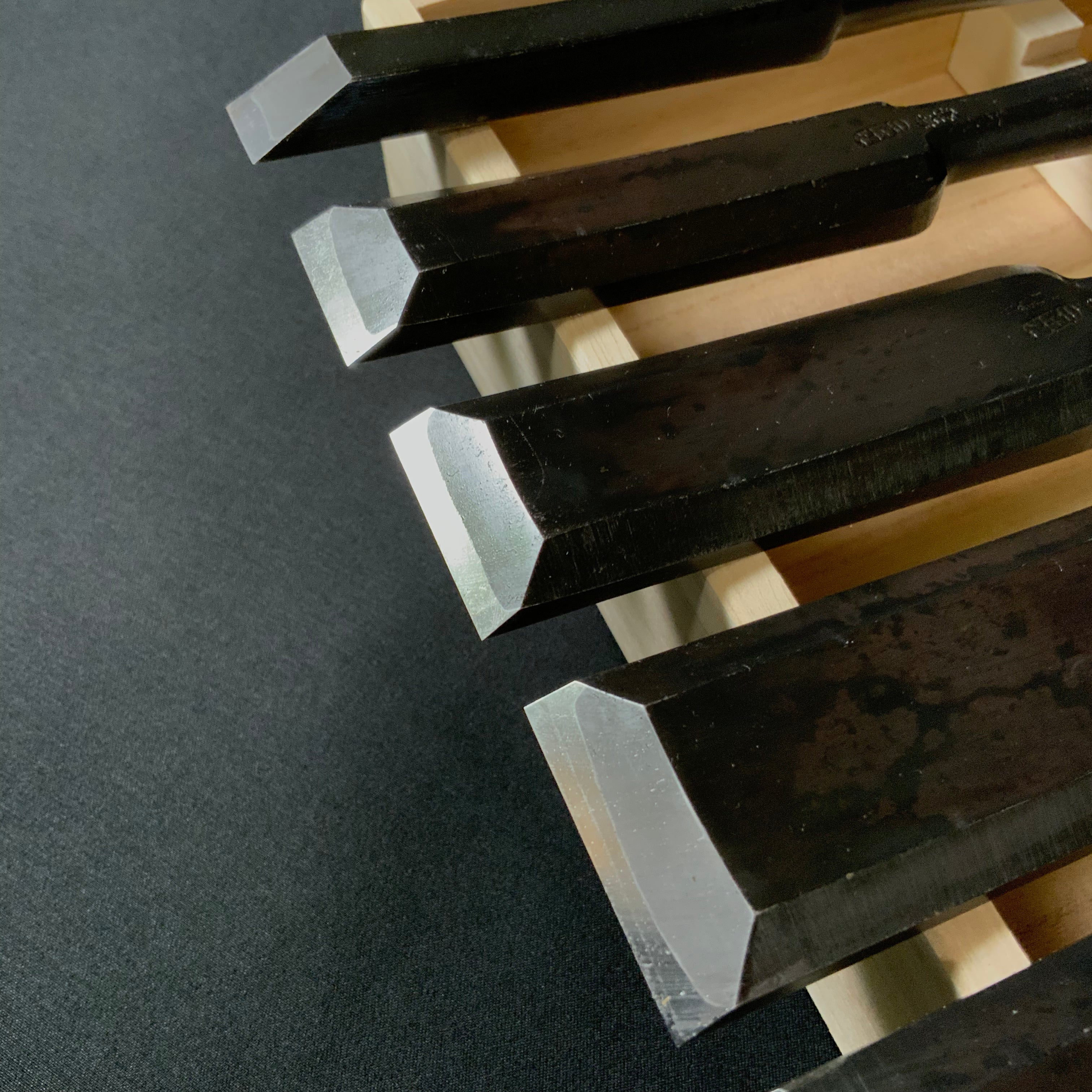 Nijihiro Timber chisels set by Chuutarou Imai (Fujihiro) 今井忠太郎作 二治弘 叩組鑿 桐箱付 tatakinomi