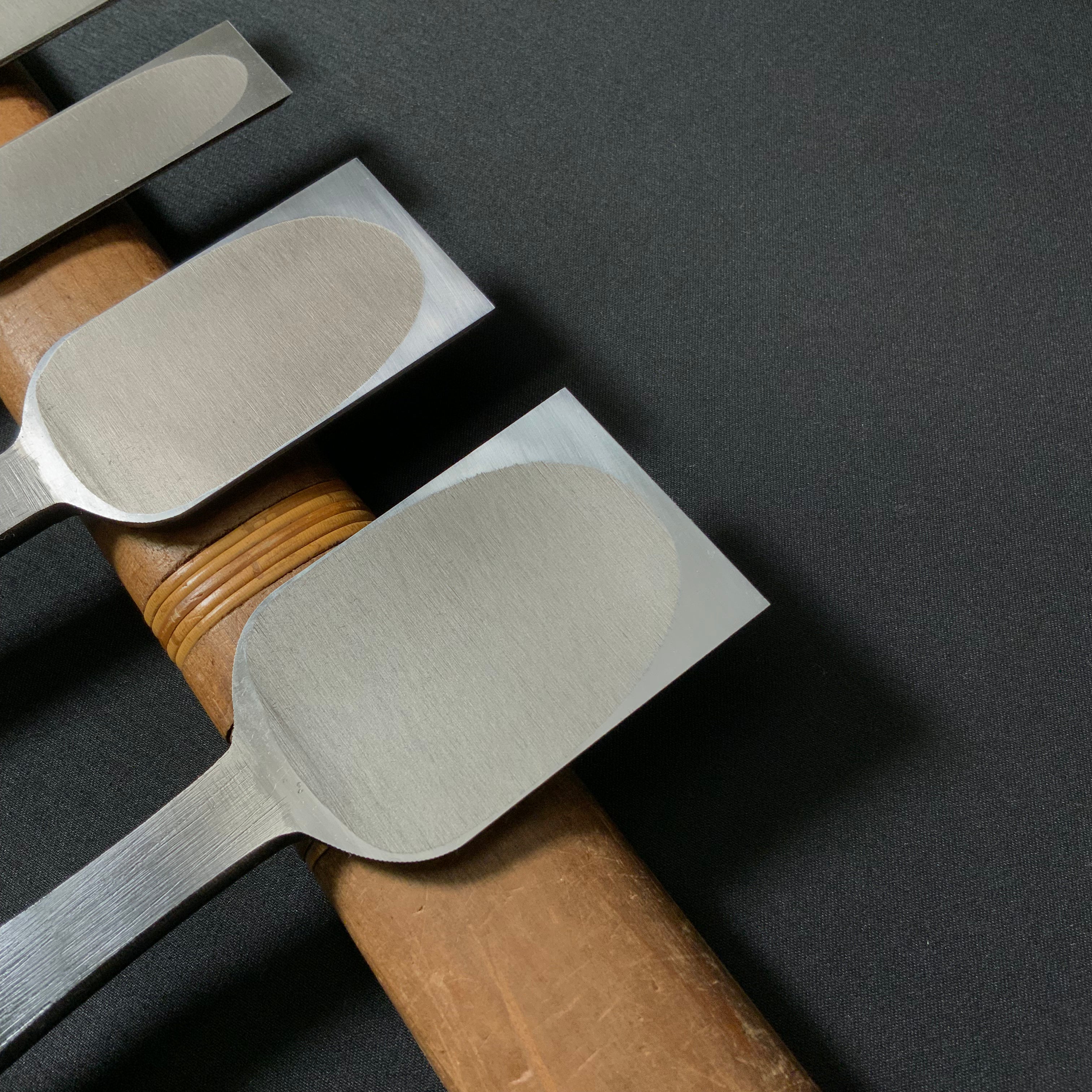 田斎作 黒仕上 平待追入鑿 白檀柄 Tasai Special Hiramachi type Bench chisels black finished with white wood handle