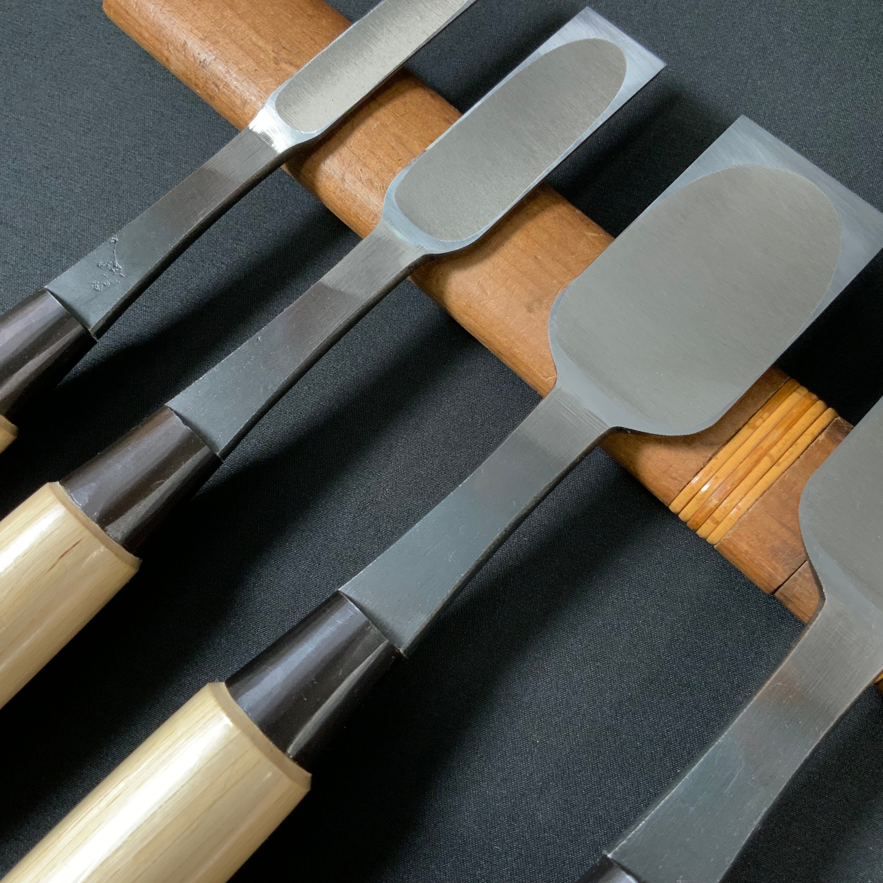 田斎作 黒仕上 平待追入鑿 白檀柄 Tasai Special Hiramachi type Bench chisels black finished with white wood handle
