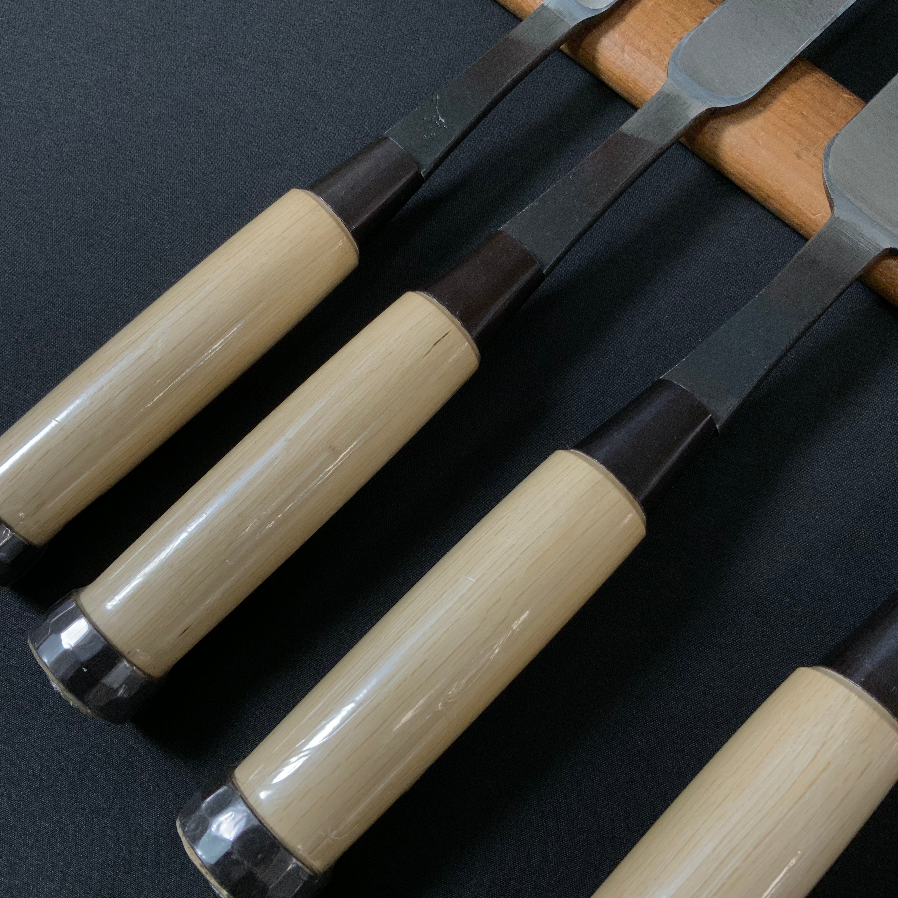 田斎作 黒仕上 平待追入鑿 白檀柄 Tasai Special Hiramachi type Bench chisels black finished with white wood handle