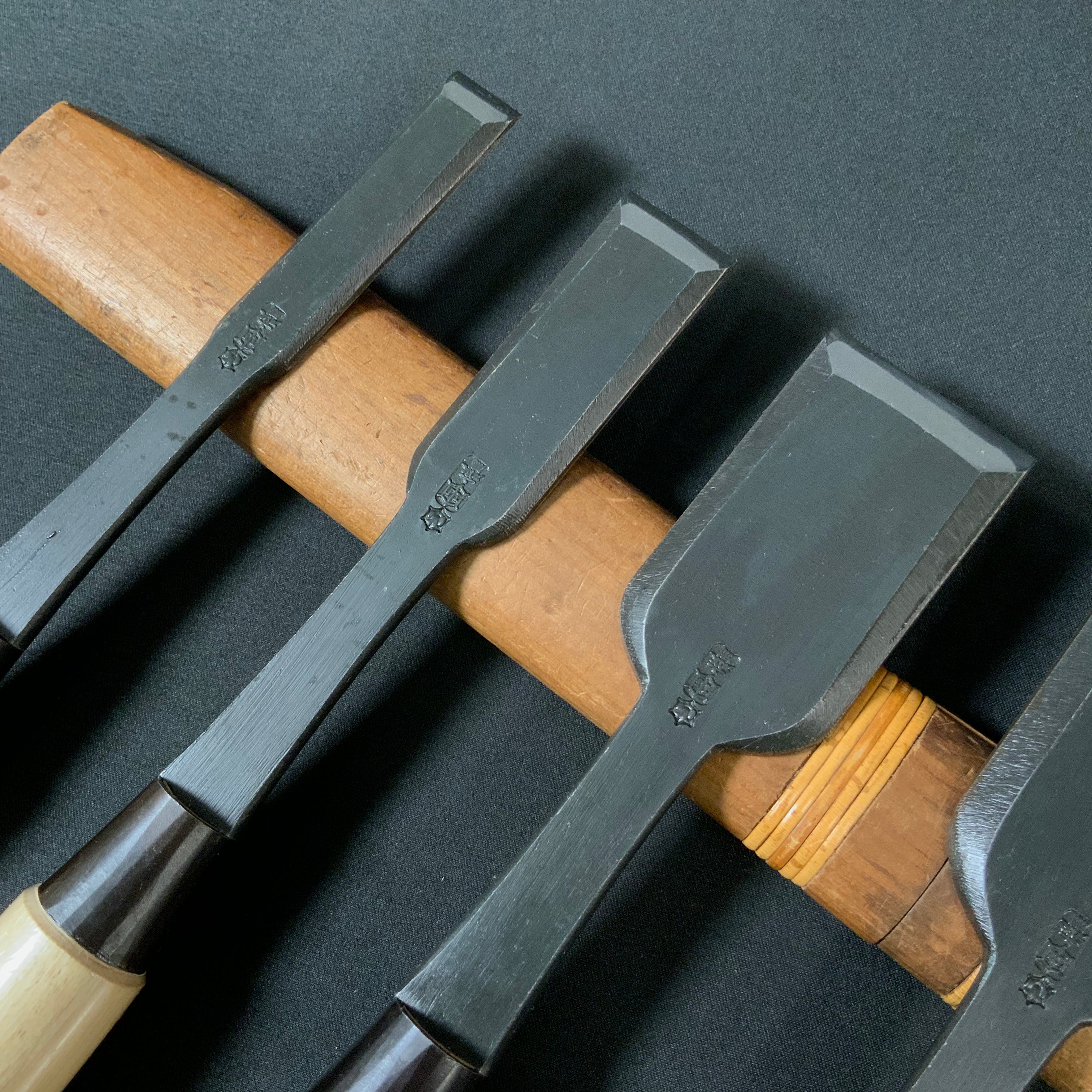 田斎作 黒仕上 平待追入鑿 白檀柄 Tasai Special Hiramachi type Bench chisels black finished with white wood handle
