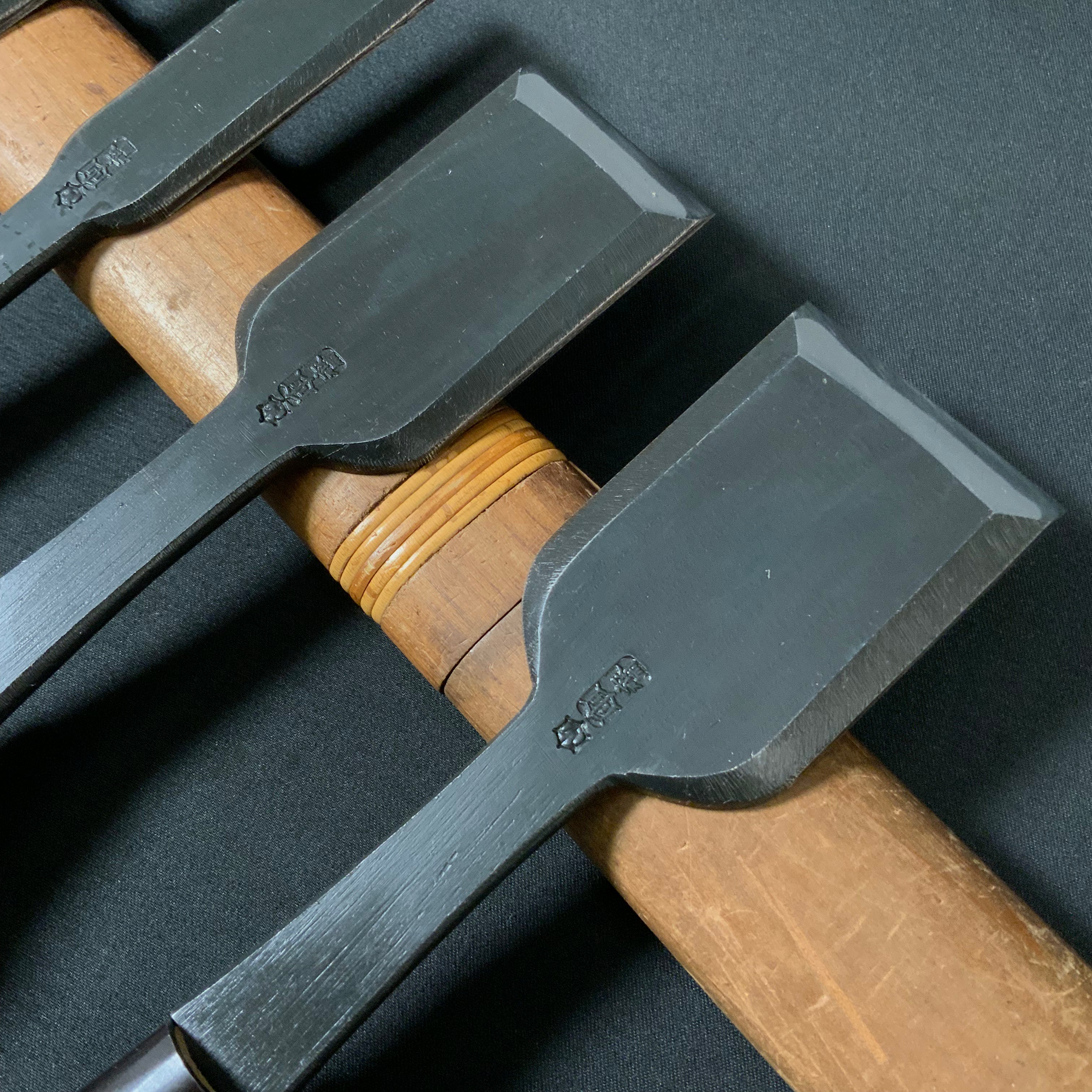 田斎作 黒仕上 平待追入鑿 白檀柄 Tasai Special Hiramachi type Bench chisels black finished with white wood handle