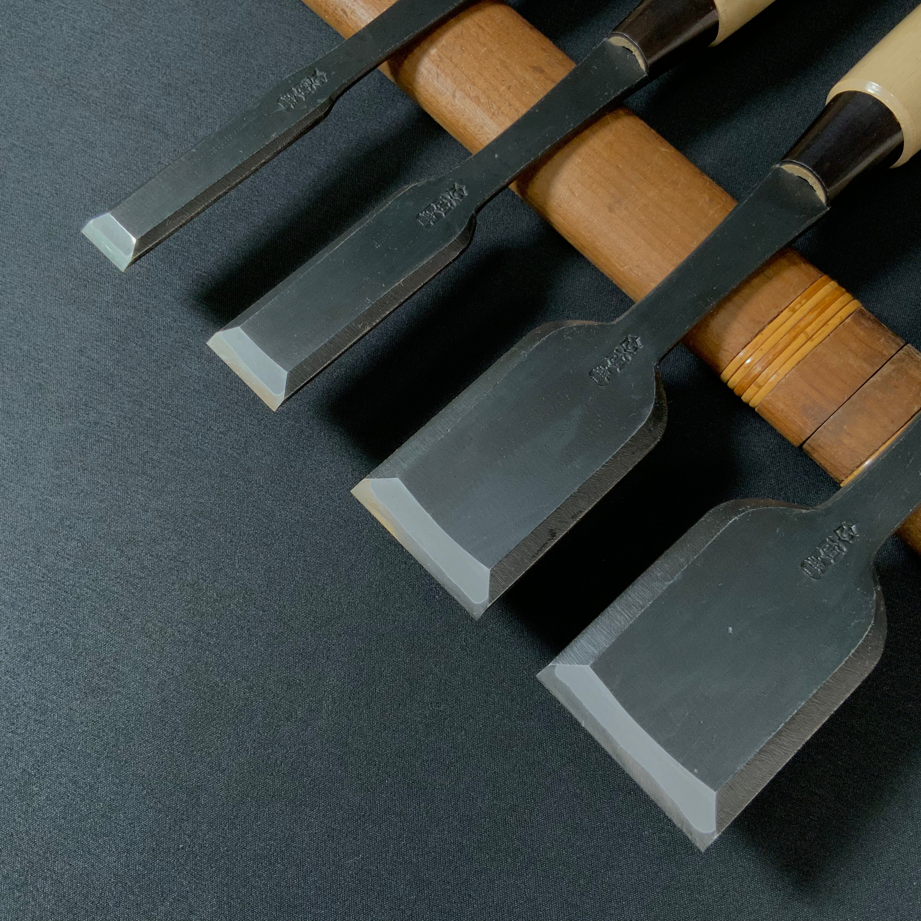 田斎作 黒仕上 平待追入鑿 白檀柄 Tasai Special Hiramachi type Bench chisels black finished with white wood handle