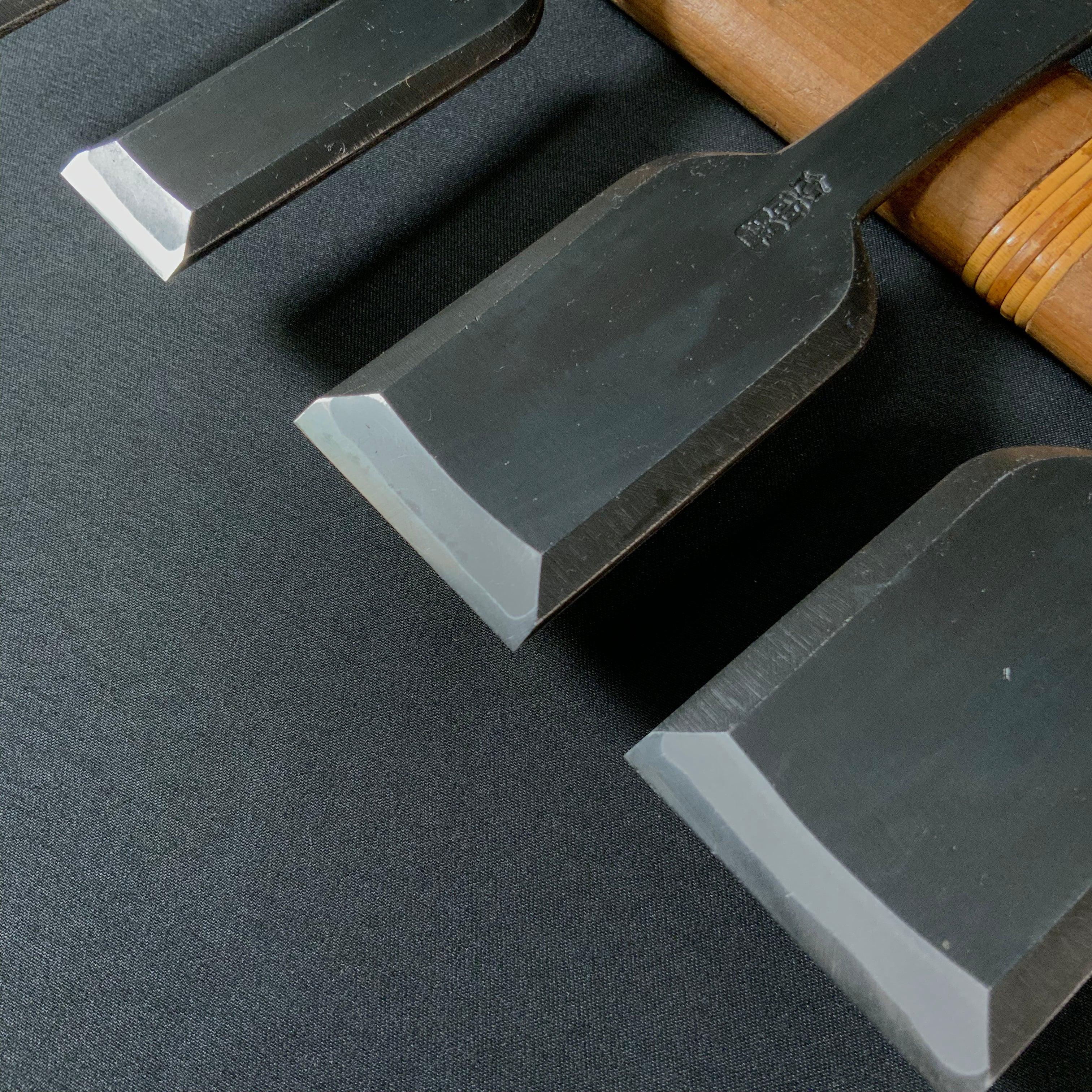 田斎作 黒仕上 平待追入鑿 白檀柄 Tasai Special Hiramachi type Bench chisels black finished with white wood handle