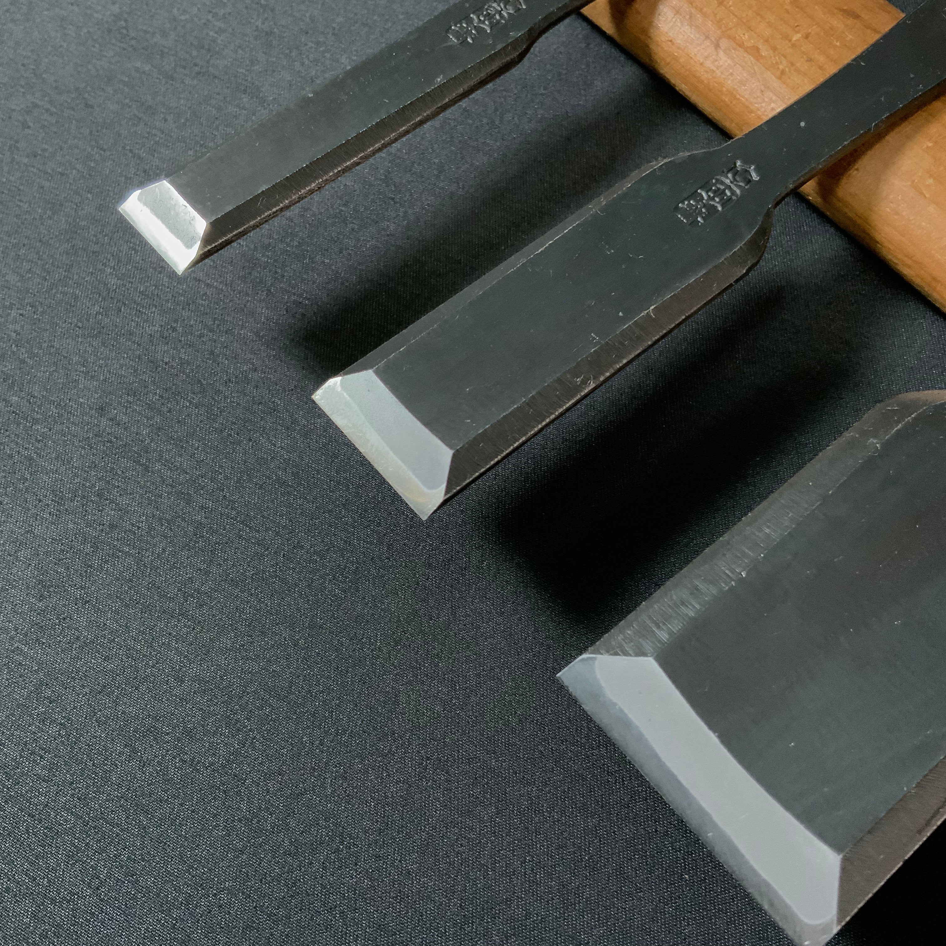 田斎作 黒仕上 平待追入鑿 白檀柄 Tasai Special Hiramachi type Bench chisels black finished with white wood handle