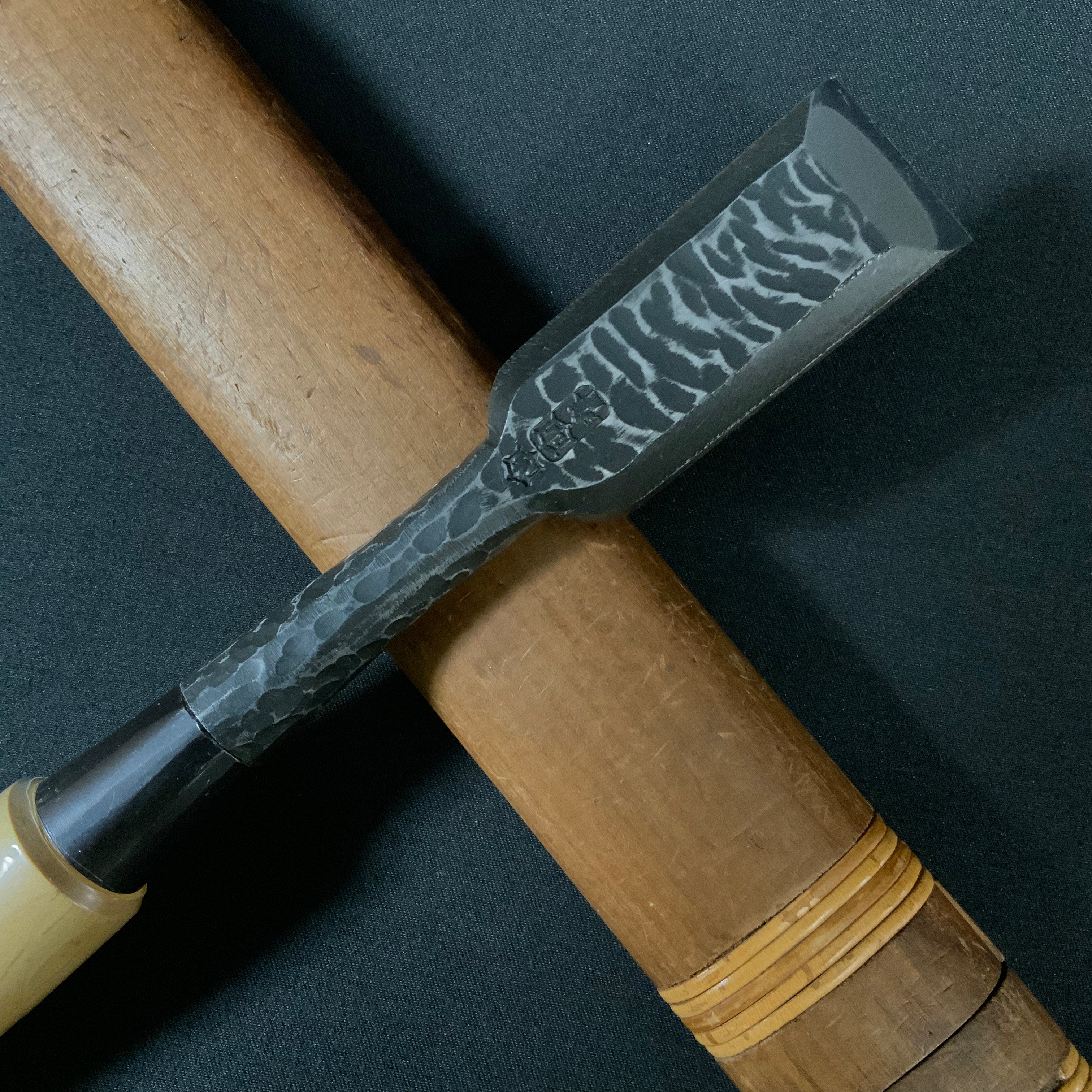 田斎作 黒仕上 鎚目追入鑿 グミ柄 oirenomi Tasai Special Kakuchi Bench chisels black finished with goumi handle