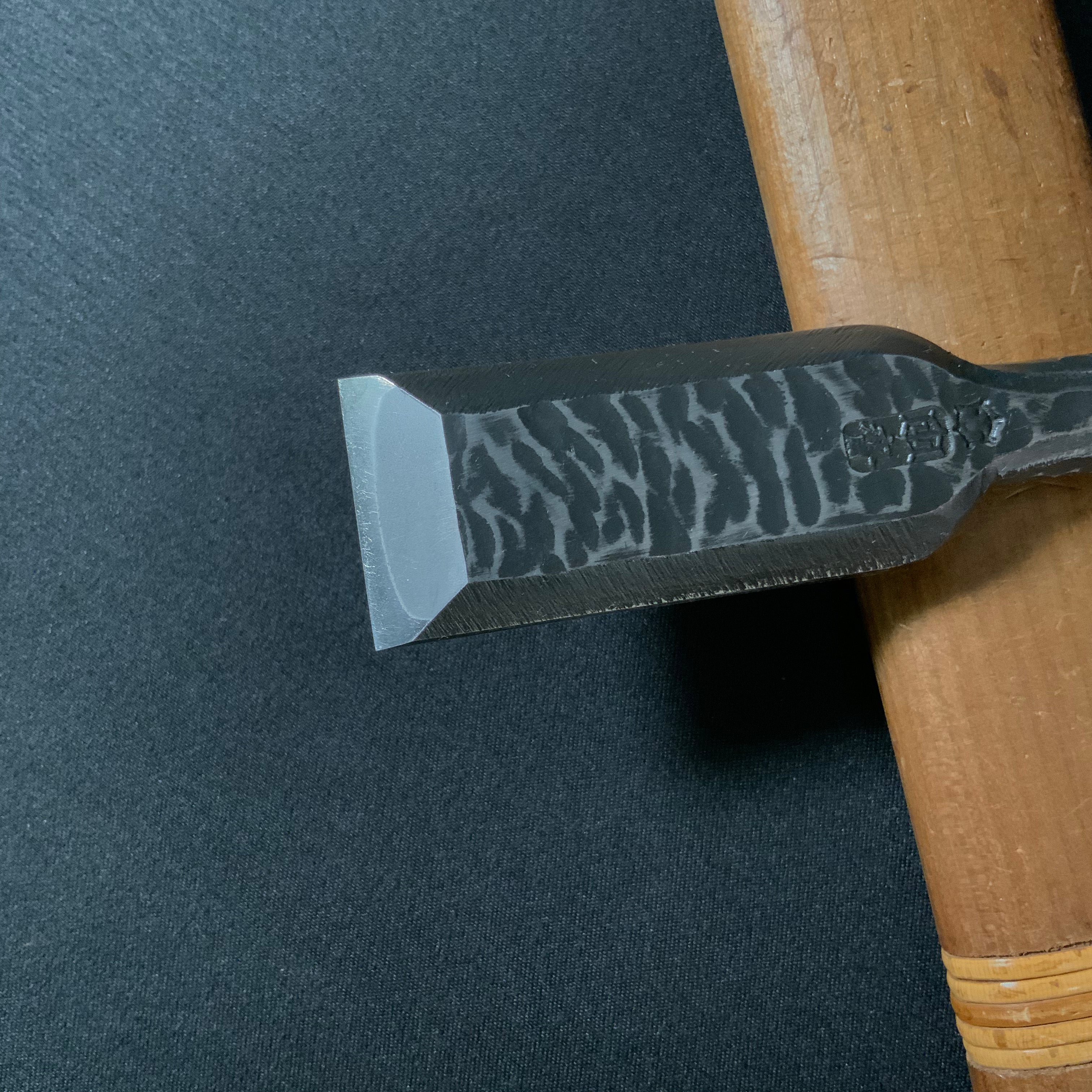 田斎作 黒仕上 鎚目追入鑿 グミ柄 oirenomi Tasai Special Kakuchi Bench chisels black finished with goumi handle
