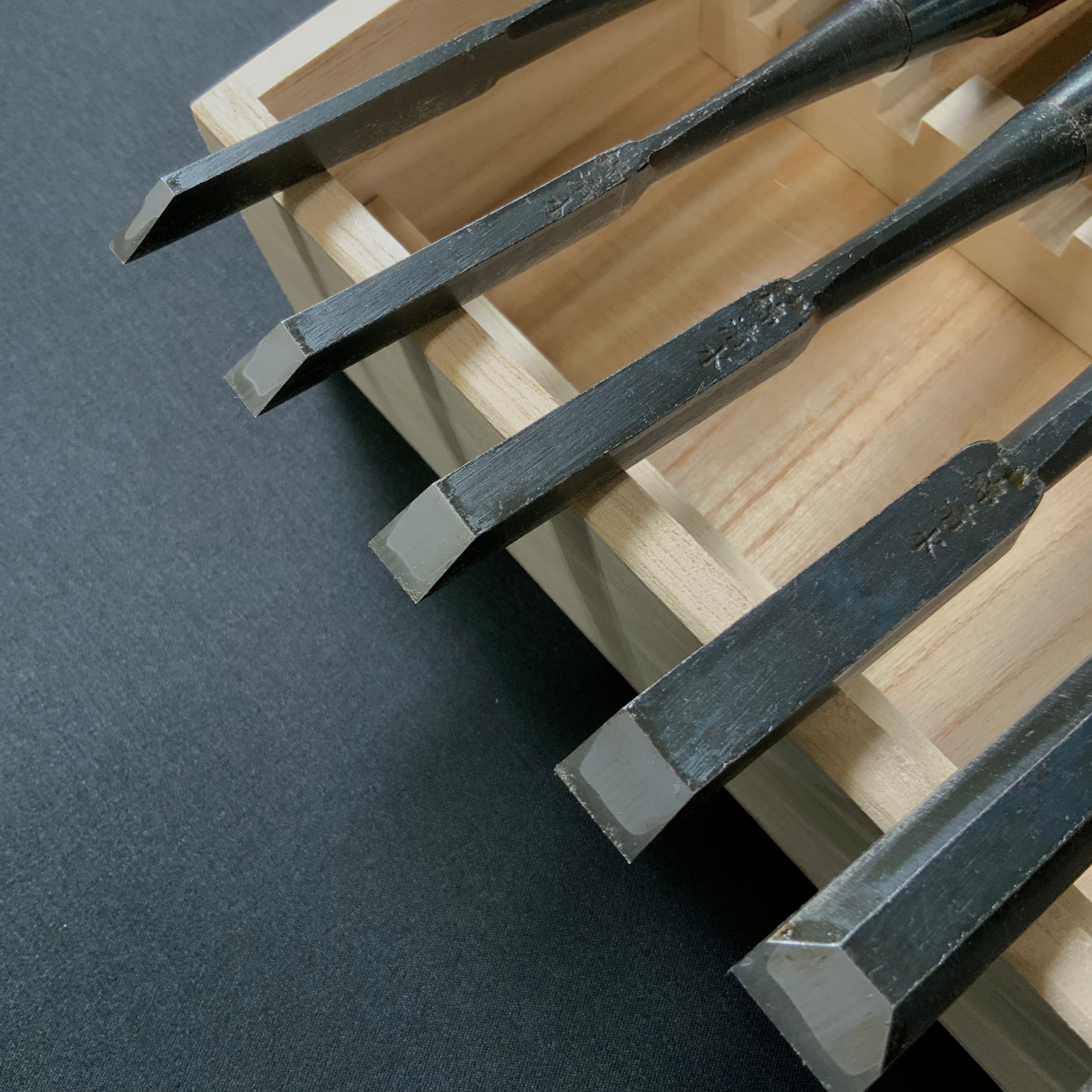 Nishiki Kiyomi Bench chisels set with Rosewood Handles 錦清水作 追入組鑿 Oirenomi 紫檀柄 桐箱入