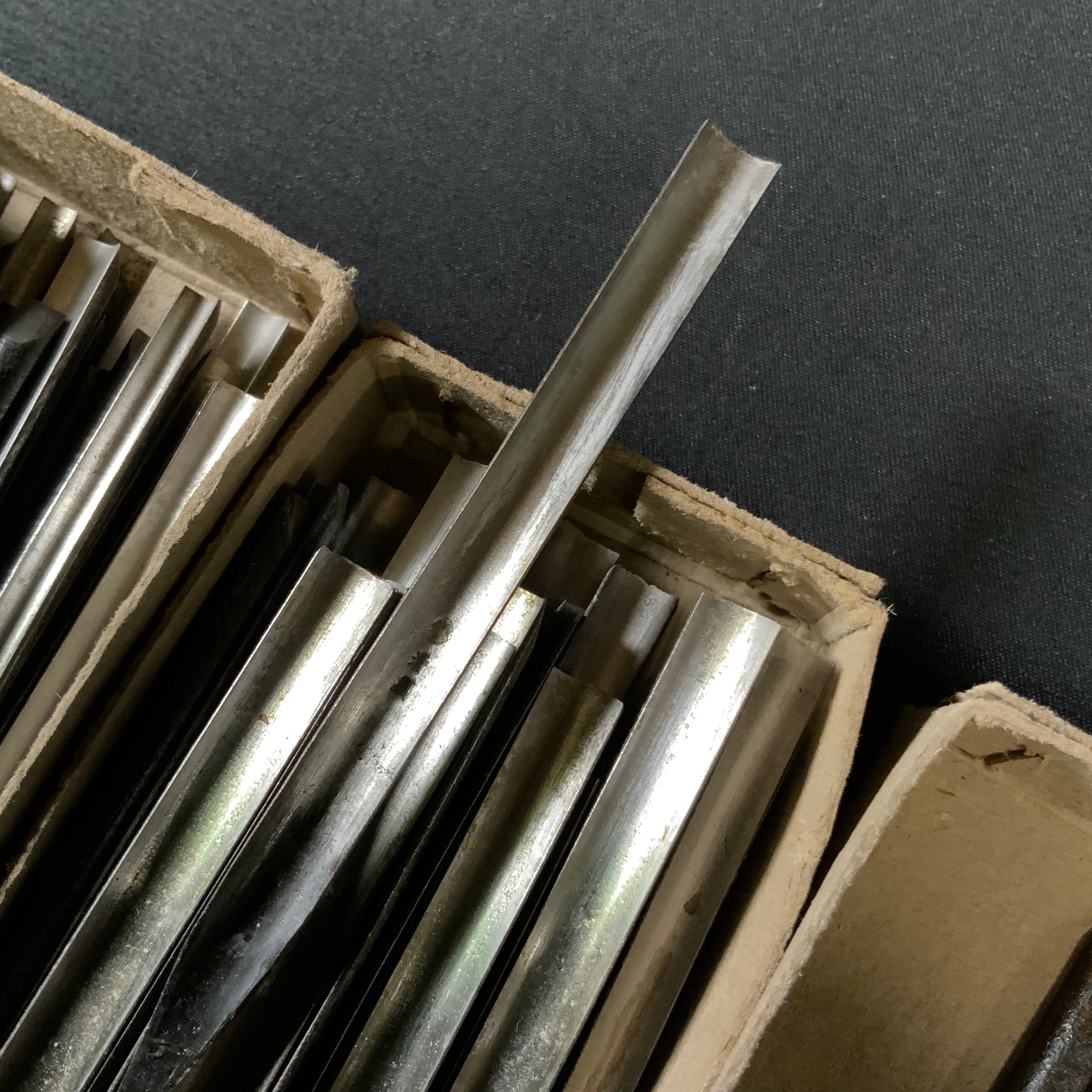 掘出し物 中深 外丸彫刻刀 青紙鋼 Old-stock Soto-maru Gouge Carving chisels medium sweep with Blue steel