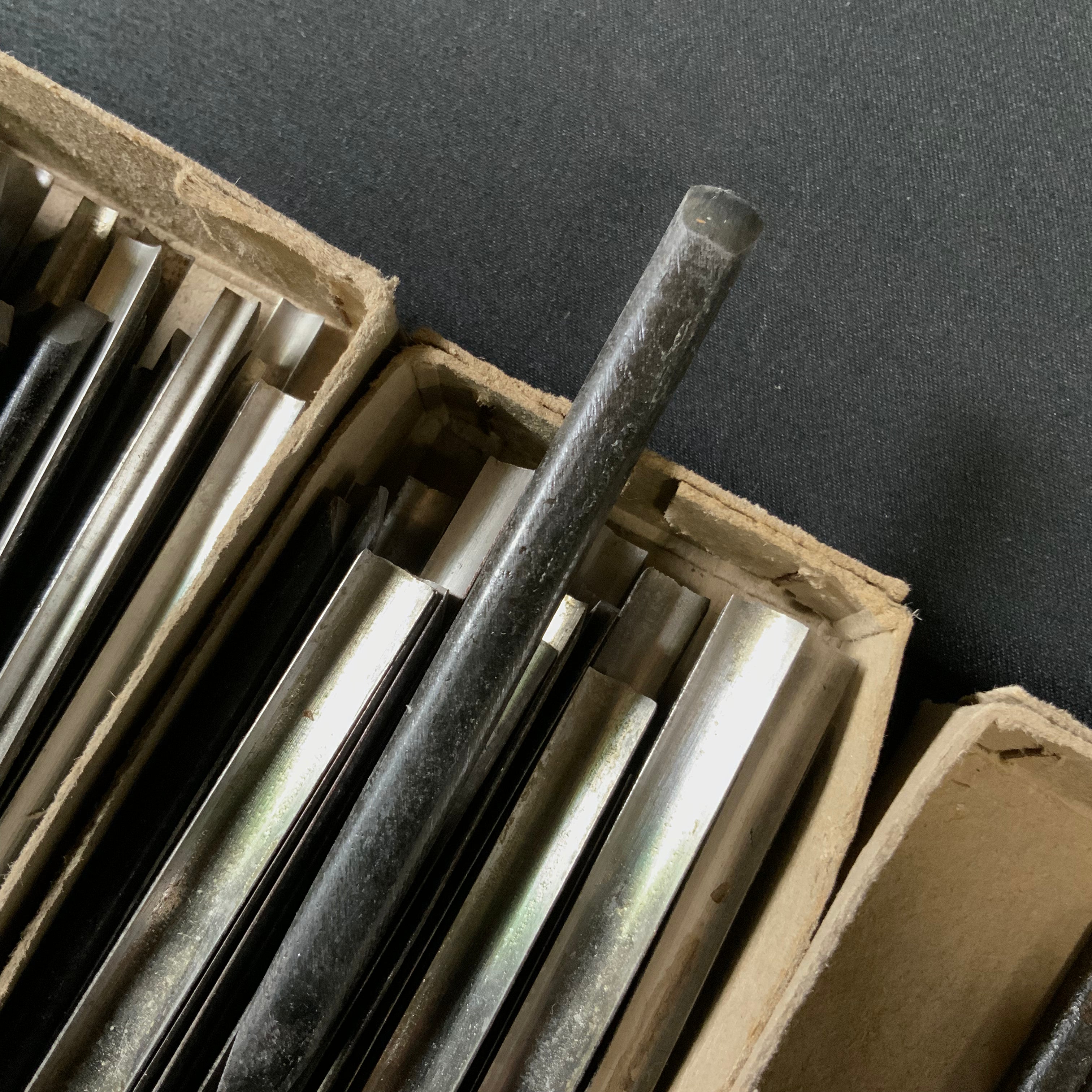 掘出し物 中深 外丸彫刻刀 青紙鋼 Old-stock Soto-maru Gouge Carving chisels medium sweep with Blue steel