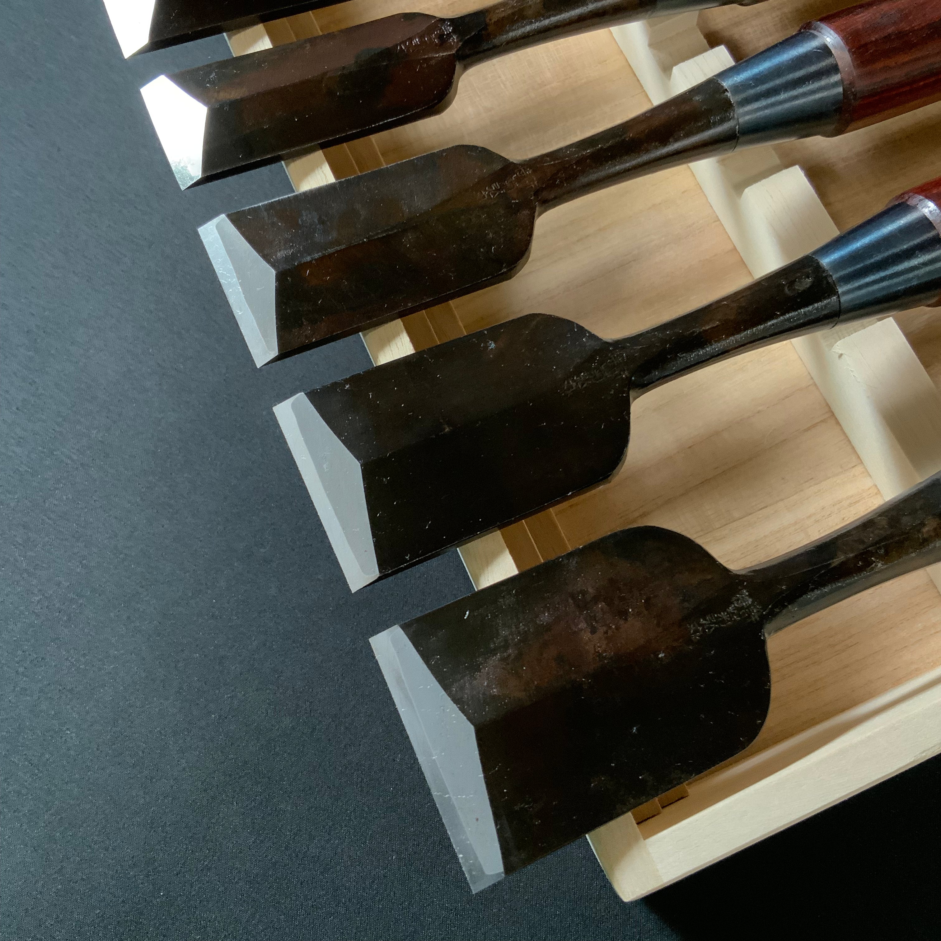 菊弘丸 鎬追入組鑿 桐箱付 紫檀柄 (シノギ) Kikuhiromaru Dovetail Bench chisels set with Rosewood Handles (Oirenomi)