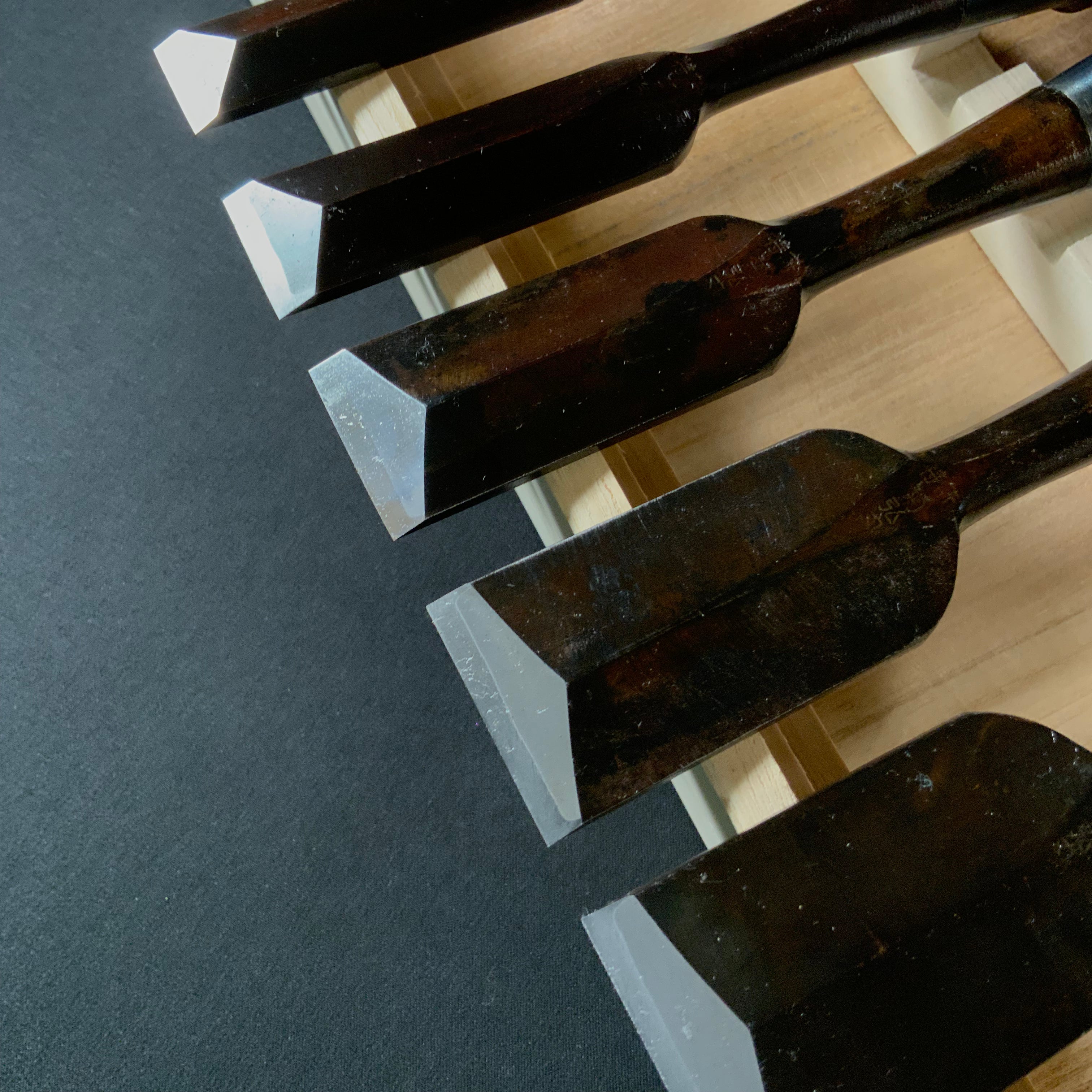 菊弘丸 鎬追入組鑿 桐箱付 紫檀柄 (シノギ) Kikuhiromaru Dovetail Bench chisels set with Rosewood Handles (Oirenomi)