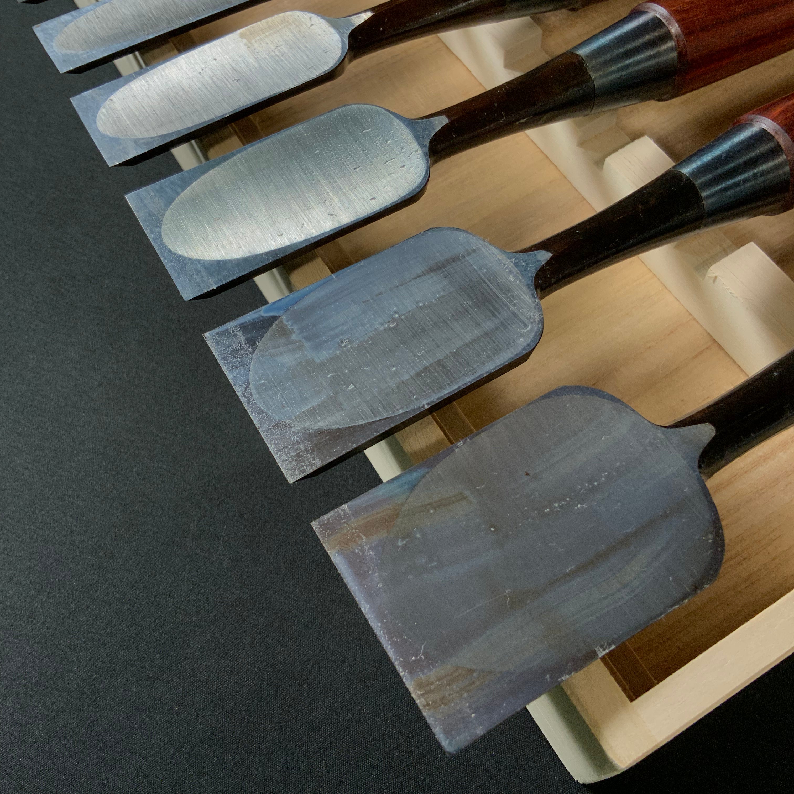 菊弘丸 鎬追入組鑿 桐箱付 紫檀柄 (シノギ) Kikuhiromaru Dovetail Bench chisels set with Rosewood Handles (Oirenomi)