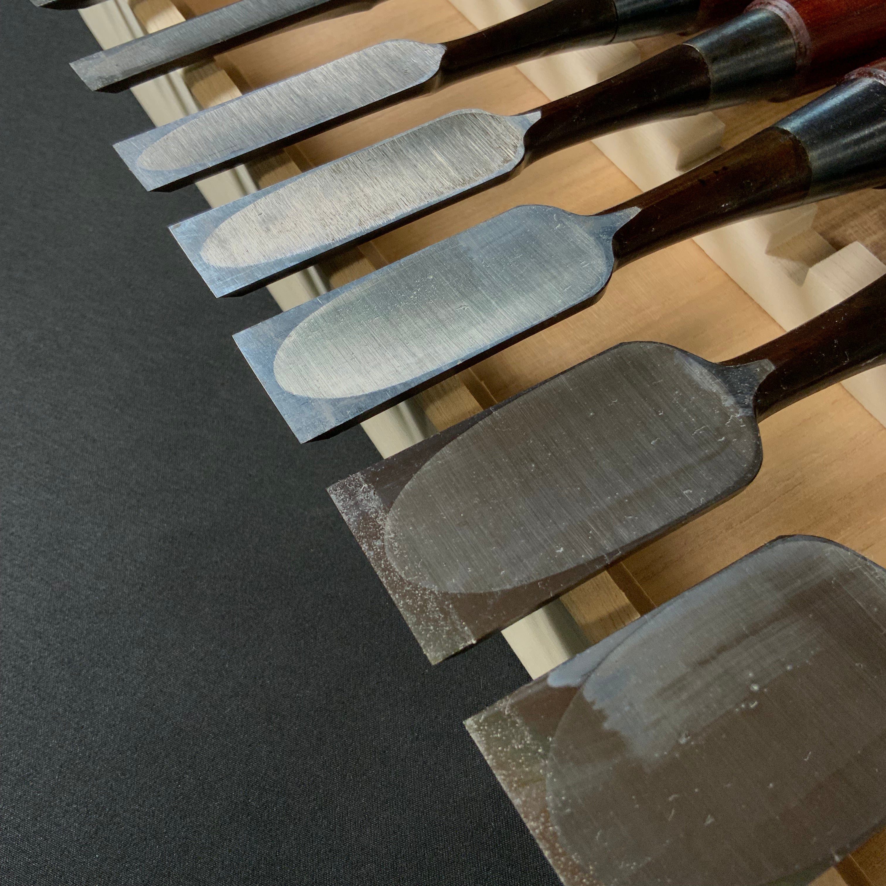 菊弘丸 鎬追入組鑿 桐箱付 紫檀柄 (シノギ) Kikuhiromaru Dovetail Bench chisels set with Rosewood Handles (Oirenomi)