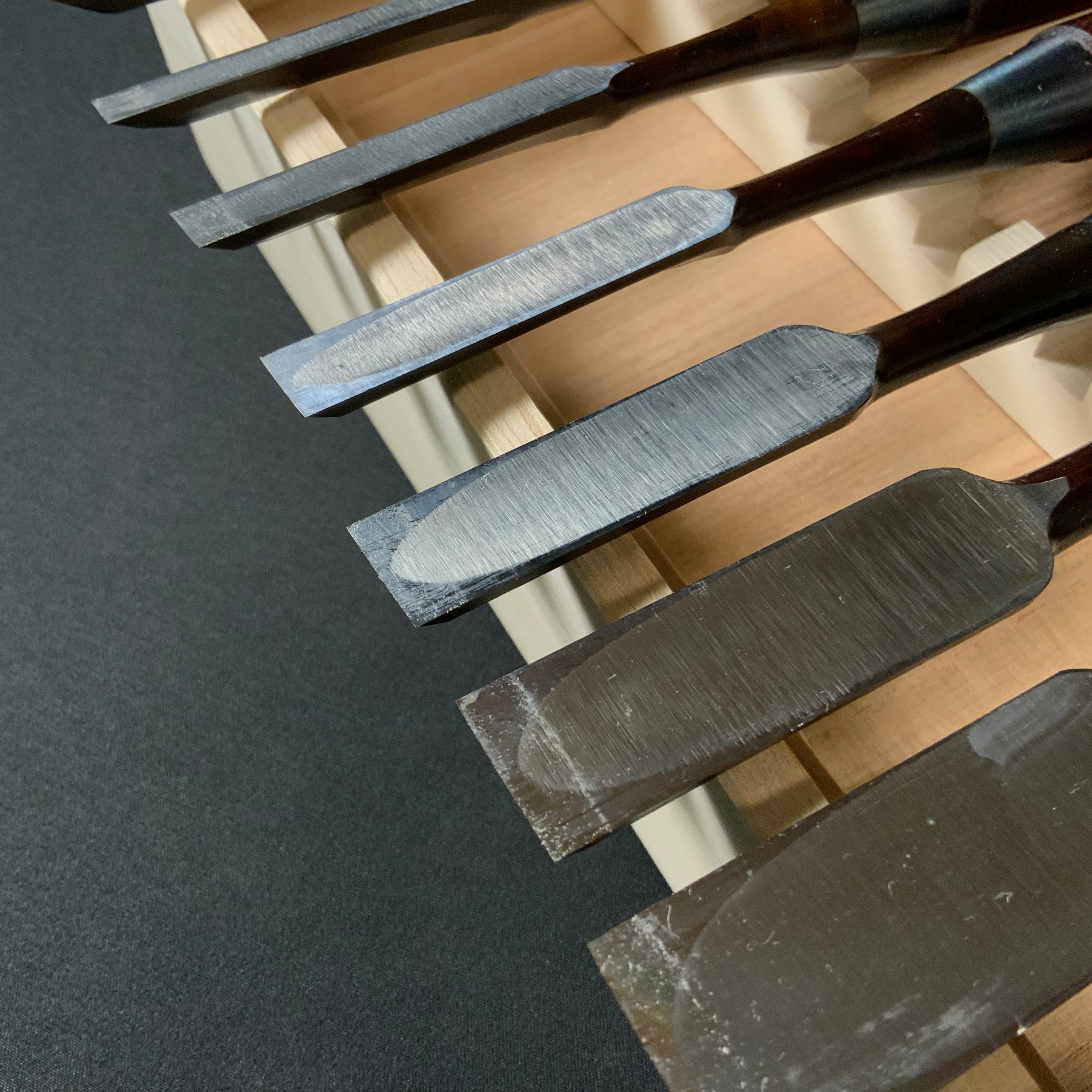 菊弘丸 鎬追入組鑿 桐箱付 紫檀柄 (シノギ) Kikuhiromaru Dovetail Bench chisels set with Rosewood Handles (Oirenomi)