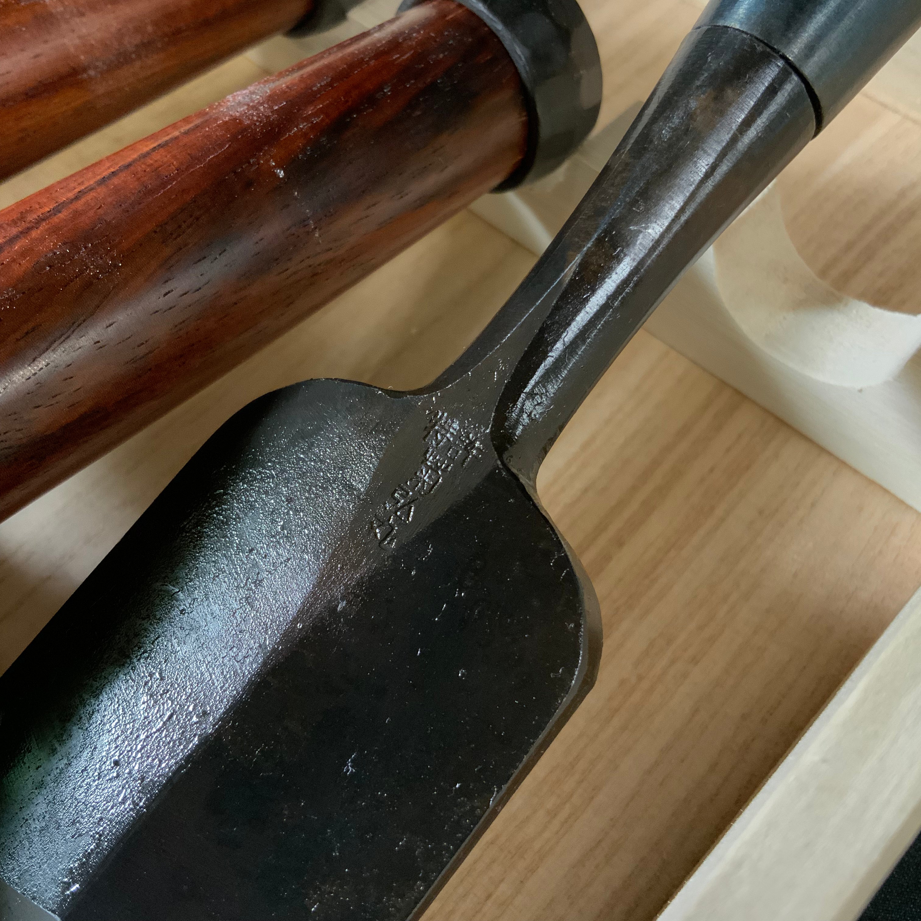 菊弘丸 鎬追入組鑿 桐箱付 紫檀柄 (シノギ) Kikuhiromaru Dovetail Bench chisels set with Rosewood Handles (Oirenomi)