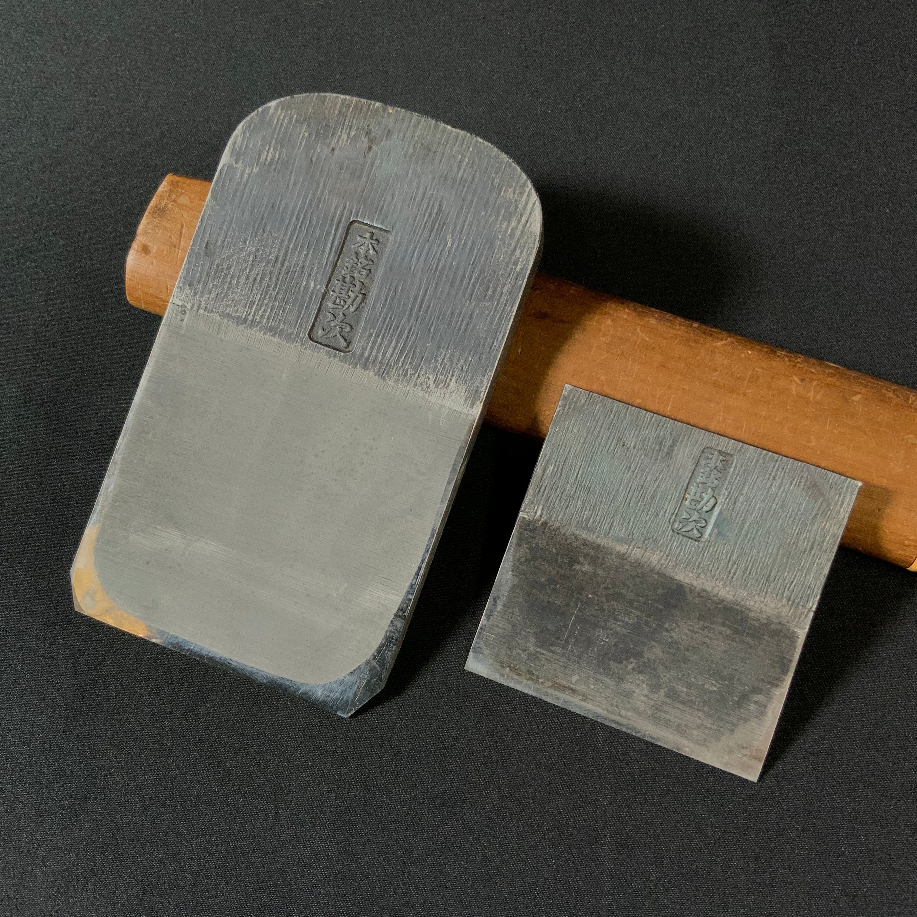 掘出し物 掘出し物 本銘勘次 仕上鉋 白樫台 65mm Old stock Honmei-kanji Smoothing Plane (Kanna) with White Oak