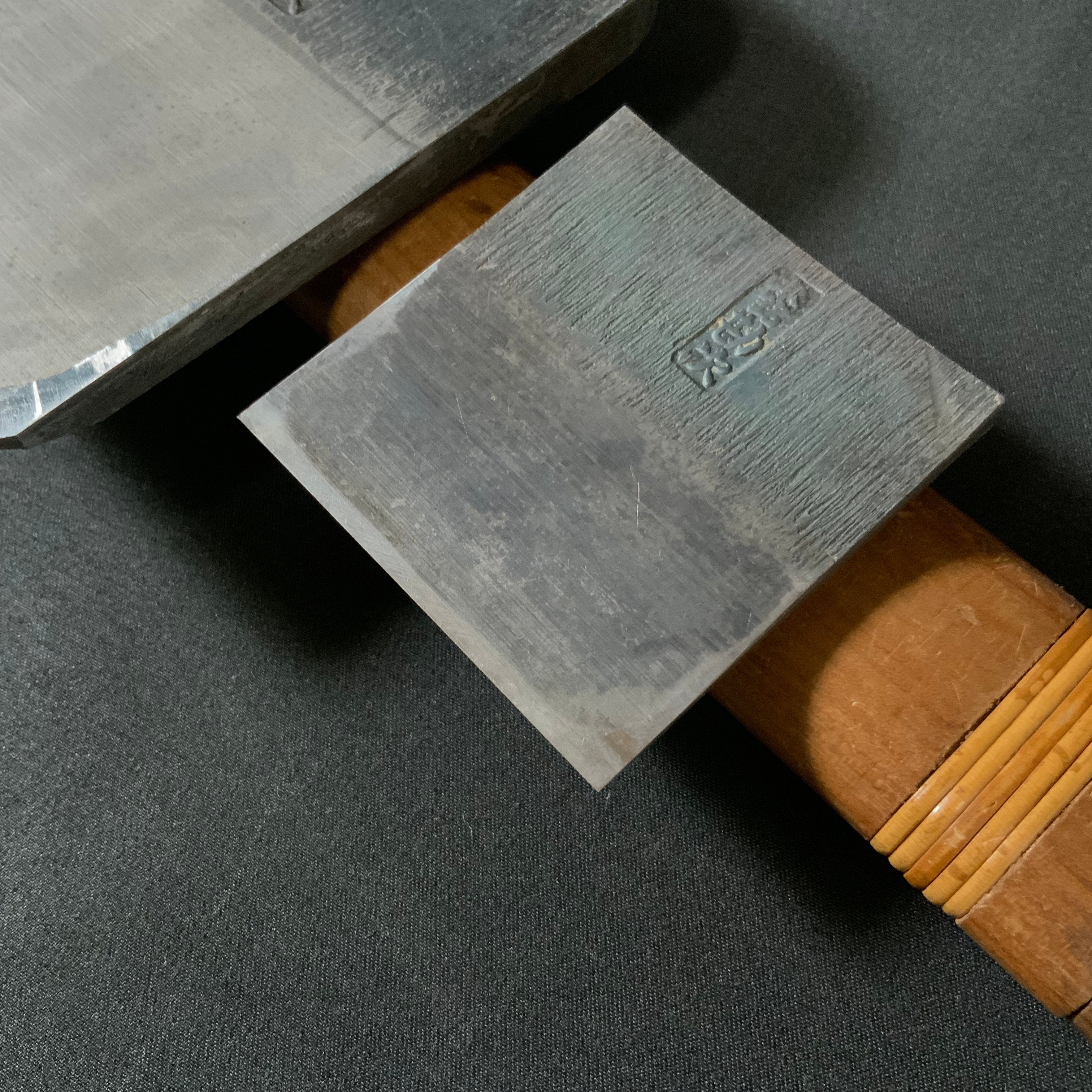 掘出し物 掘出し物 本銘勘次 仕上鉋 白樫台 65mm Old stock Honmei-kanji Smoothing Plane (Kanna) with White Oak